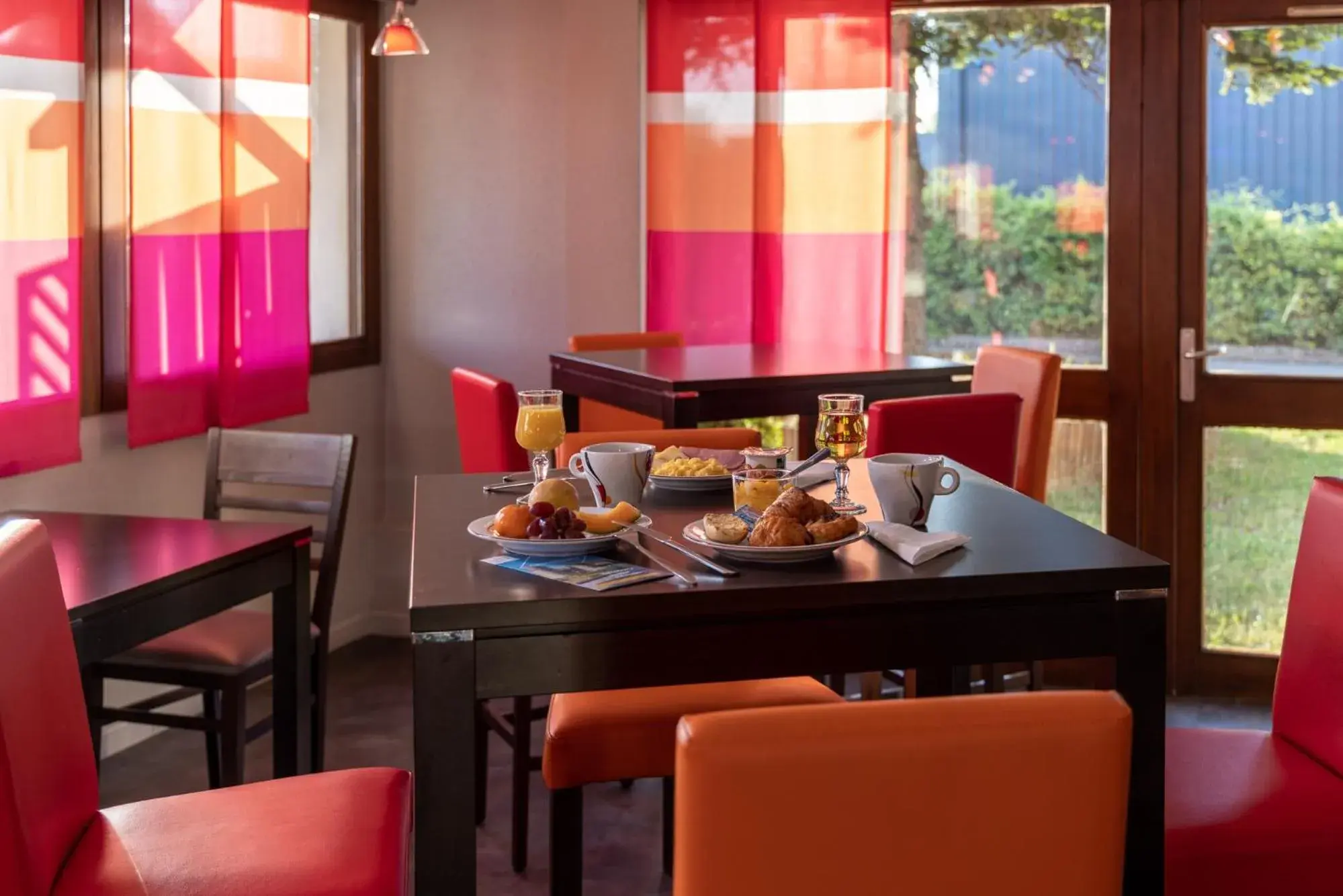 Food and drinks in The Originals City, Hôtel Mâcon Sud Food and drinks in The Originals City, Hôtel Mâcon Sud