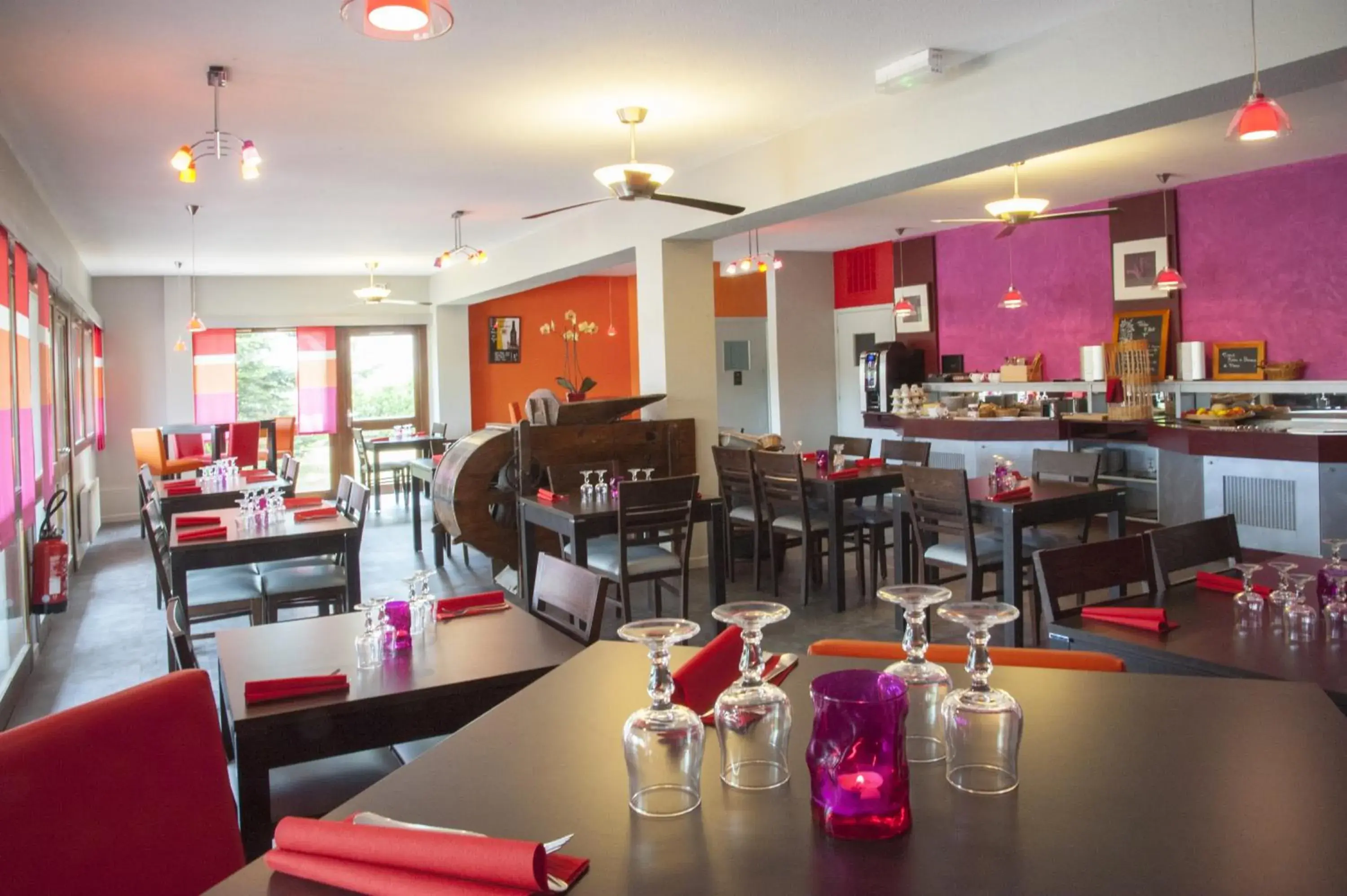 Lounge or bar in The Originals City, Hôtel Mâcon Sud Lounge or bar in The Originals City, Hôtel Mâcon Sud