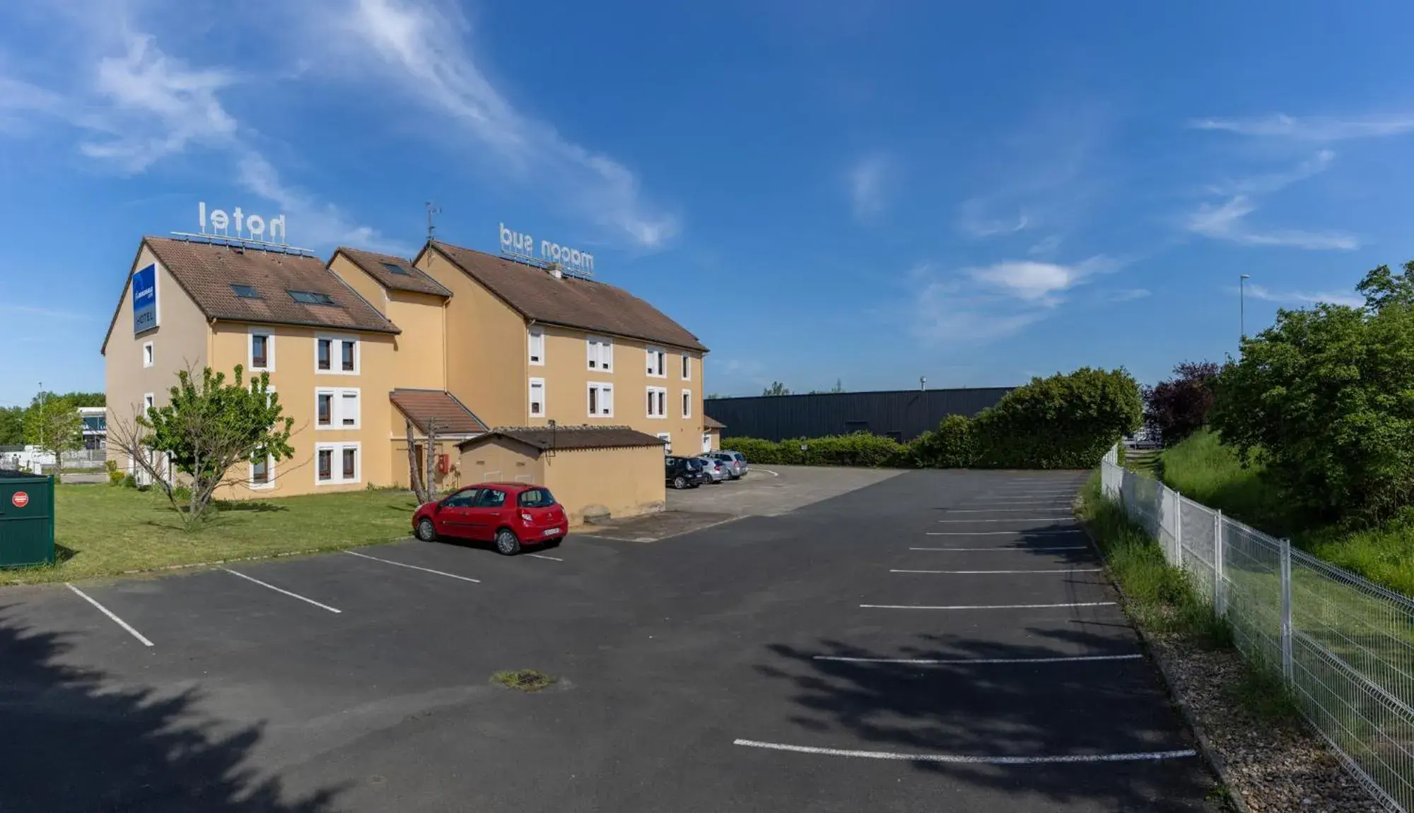 Property building in The Originals City, Hôtel Mâcon Sud Property building in The Originals City, Hôtel Mâcon Sud