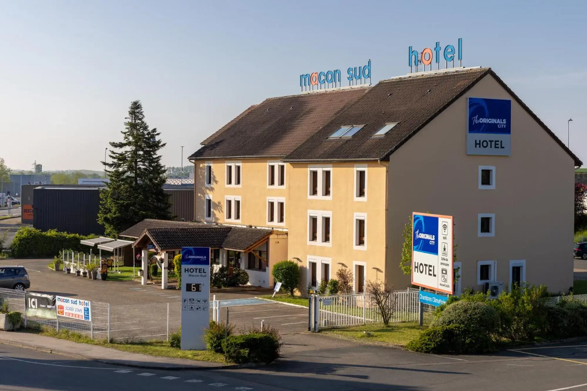 Quiet street view in The Originals City, Hôtel Mâcon Sud Quiet street view in The Originals City, Hôtel Mâcon Sud