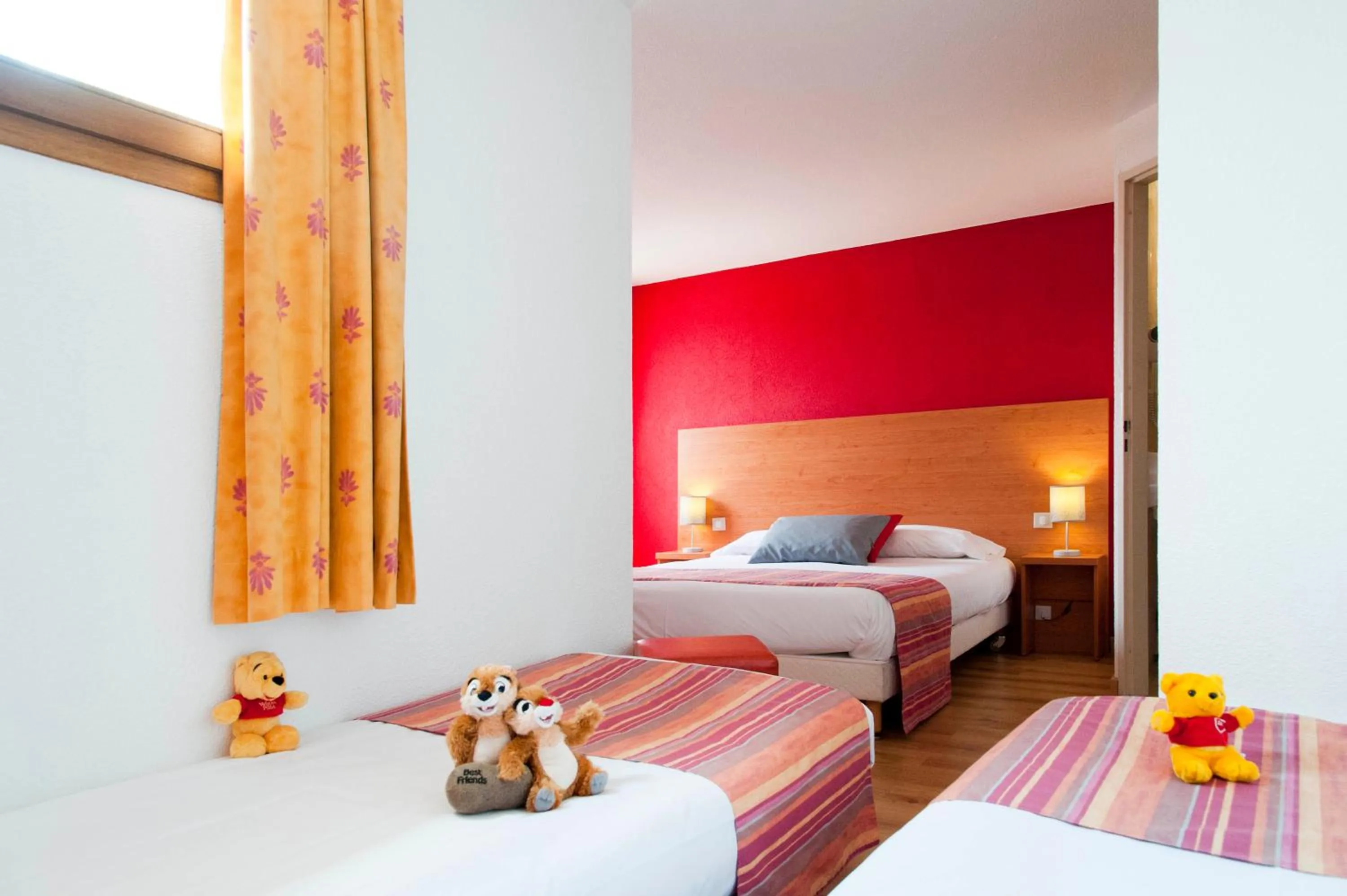 Photo of the whole room, Bed in The Originals City, Hôtel Mâcon Sud