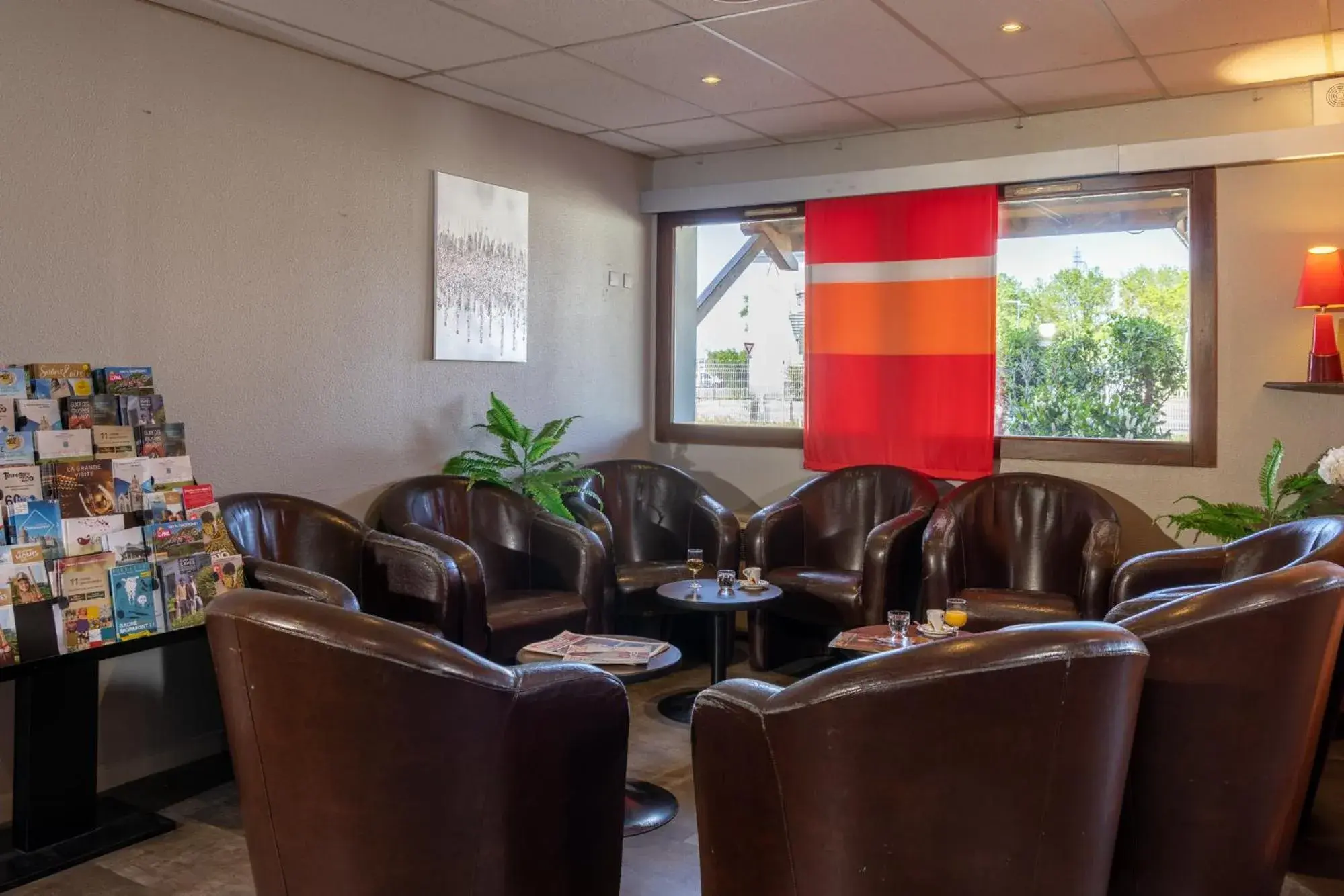 Living room in The Originals City, Hôtel Mâcon Sud Living room in The Originals City, Hôtel Mâcon Sud