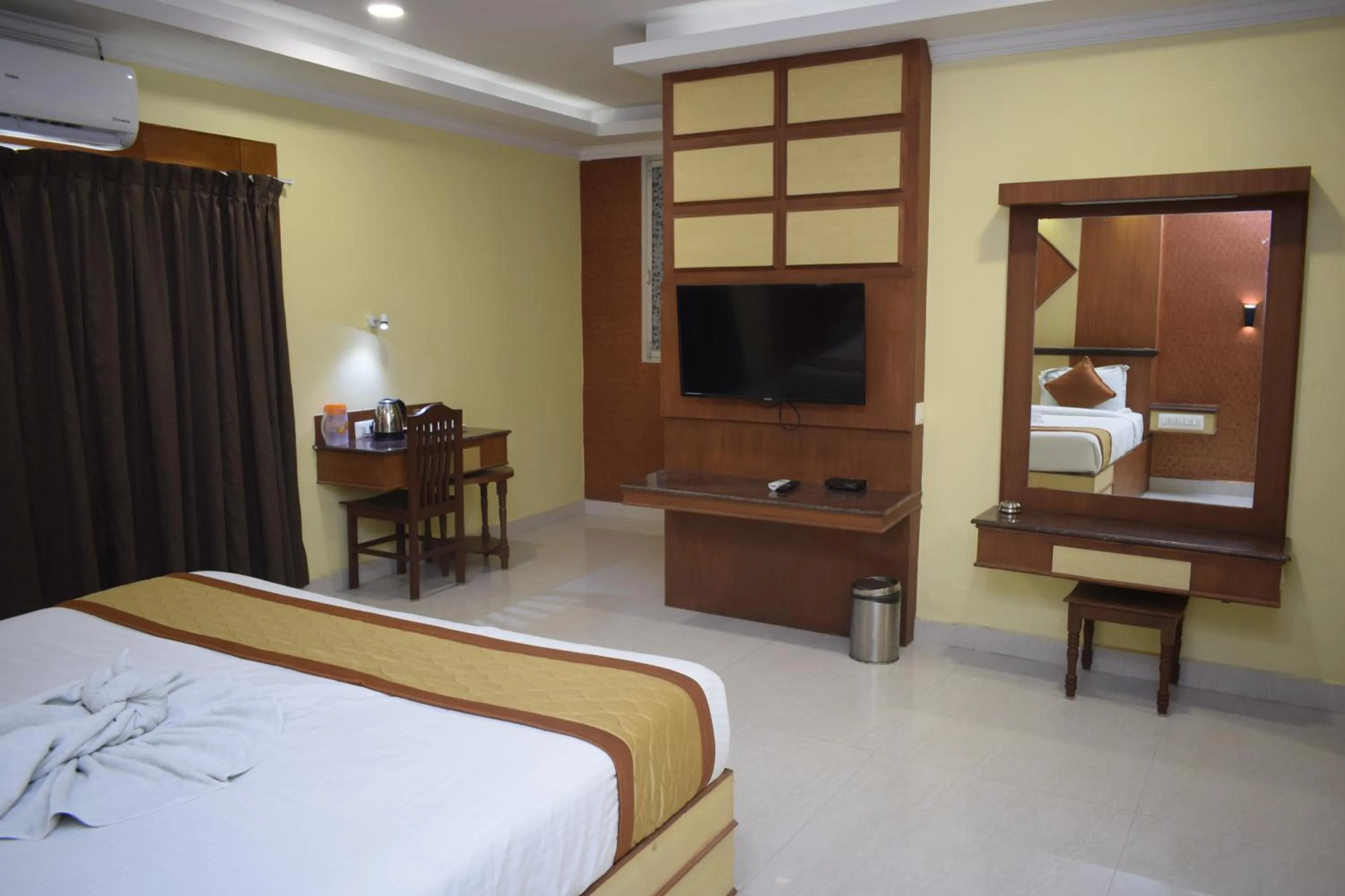 Photo of the whole room, Bed in I Residency