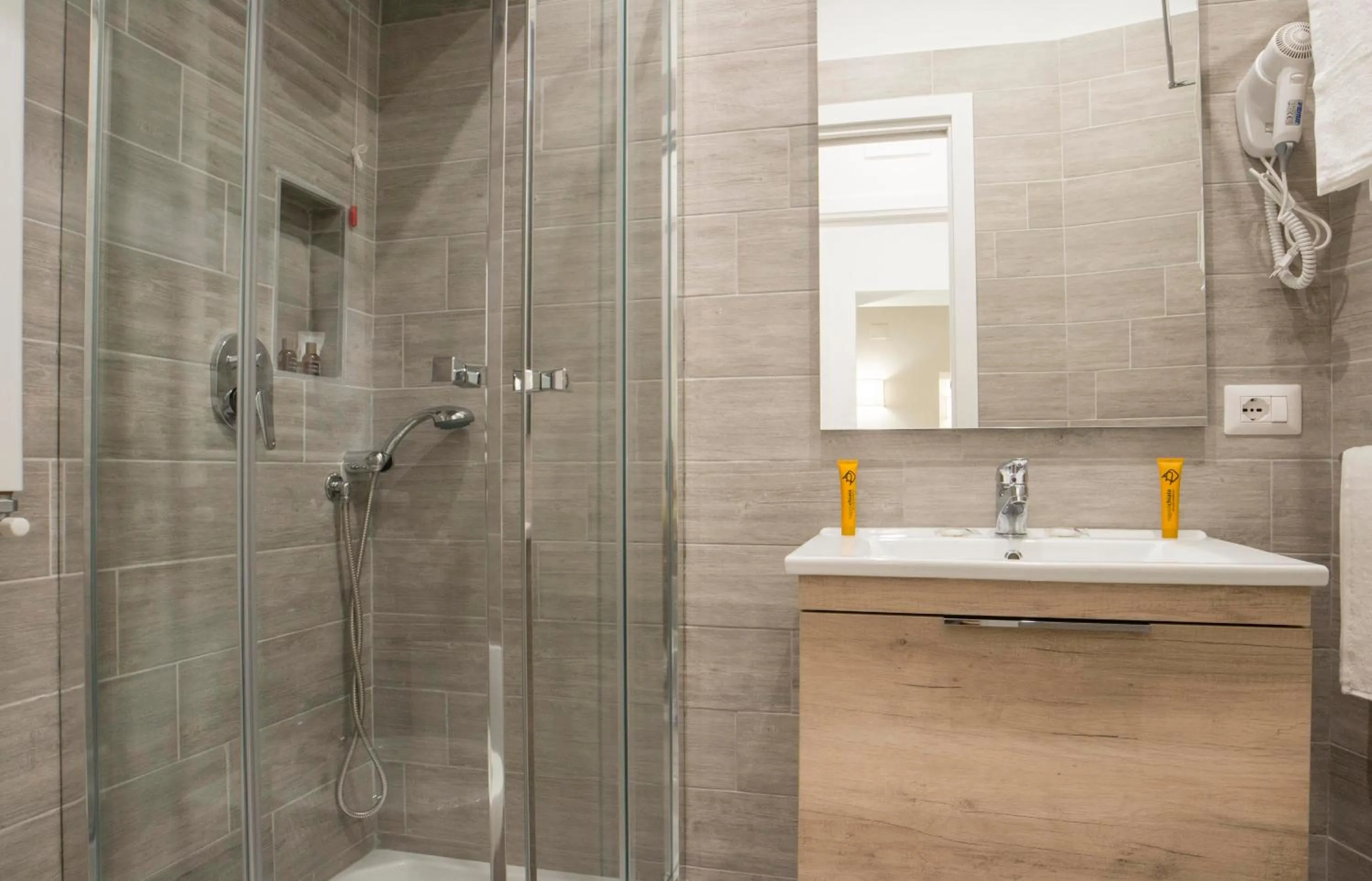 Shower in Morelli suite