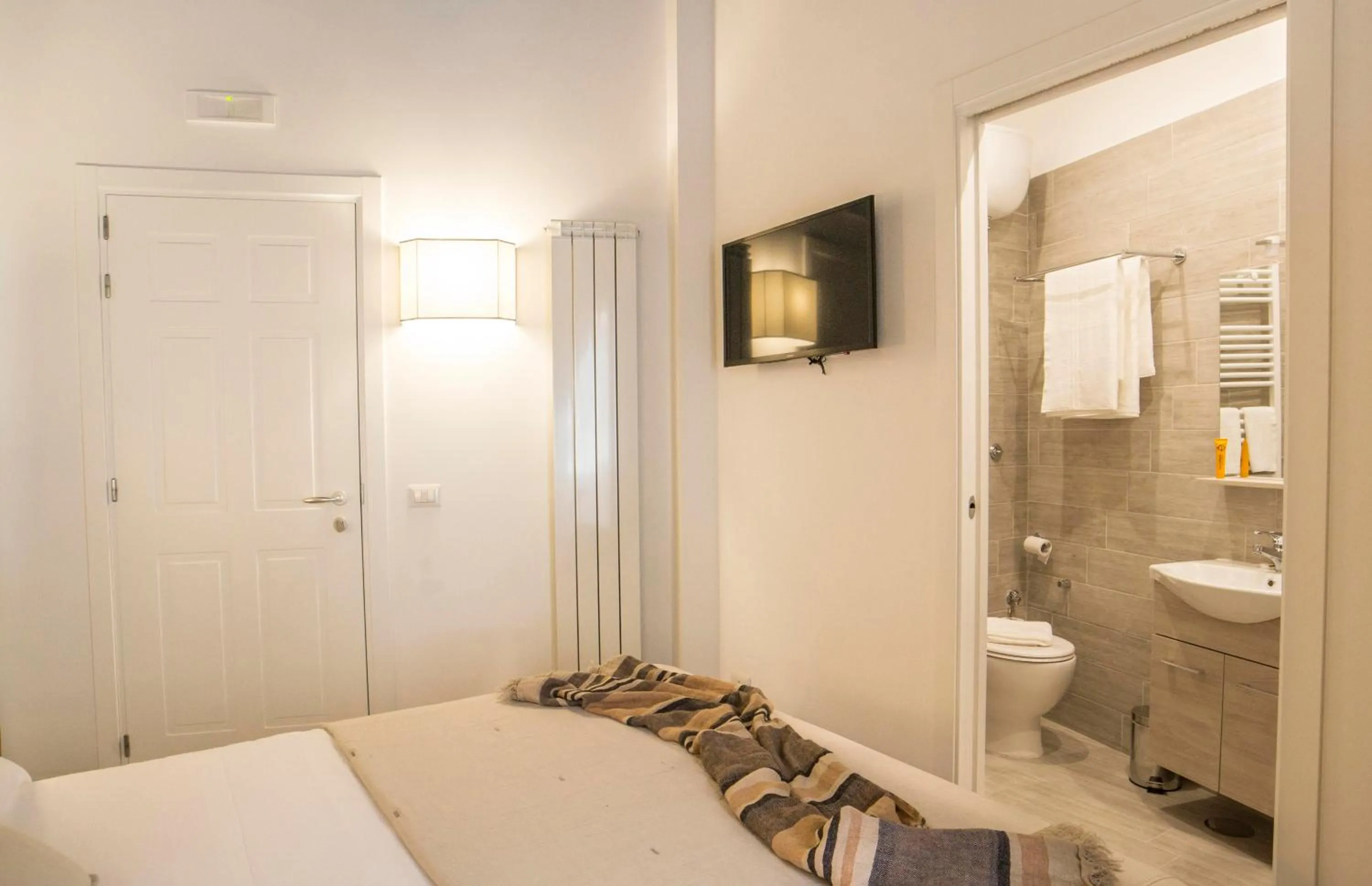 Shower, Bed in Morelli suite