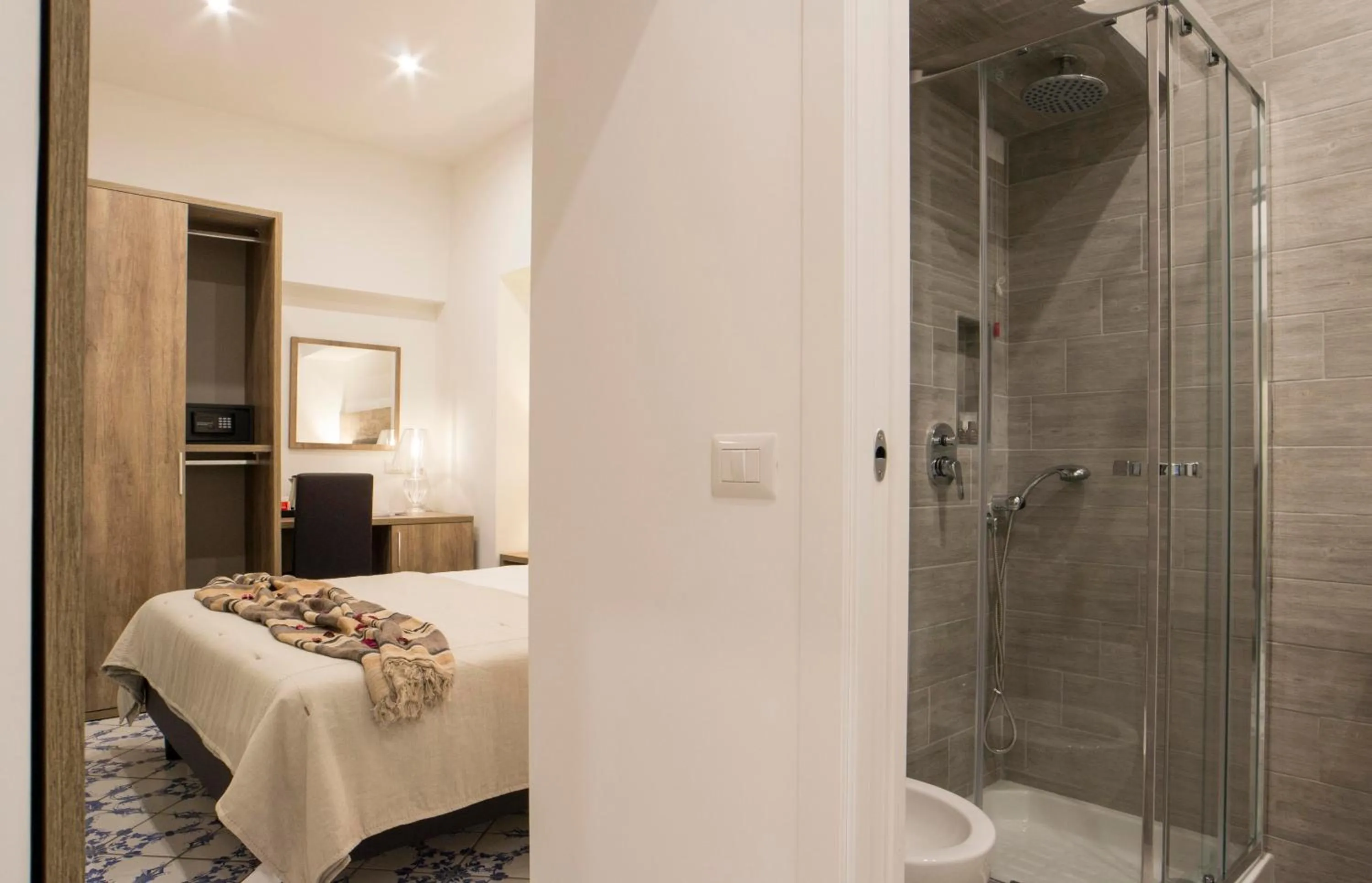 Shower, Bed in Morelli suite