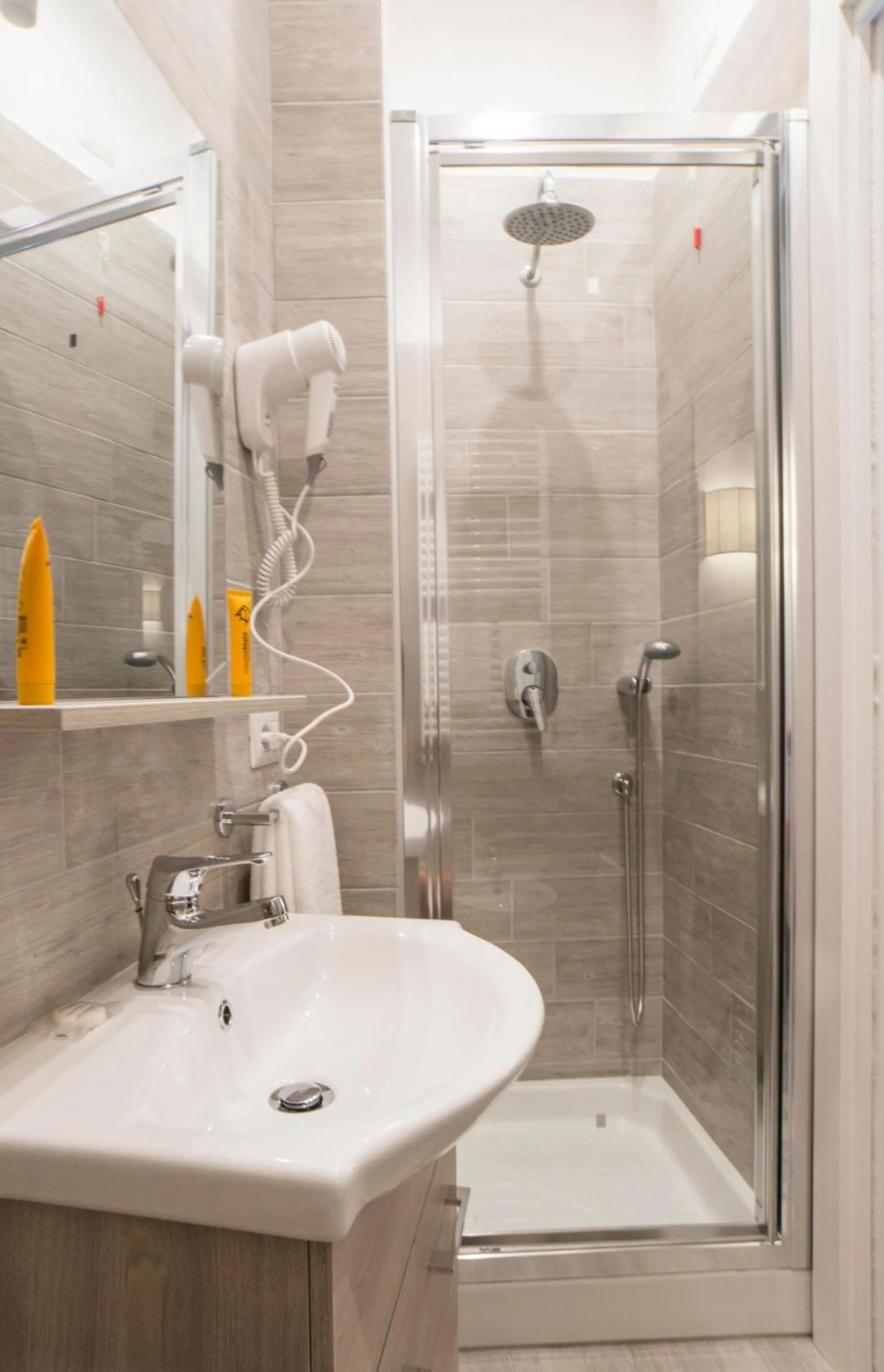 Shower in Morelli suite