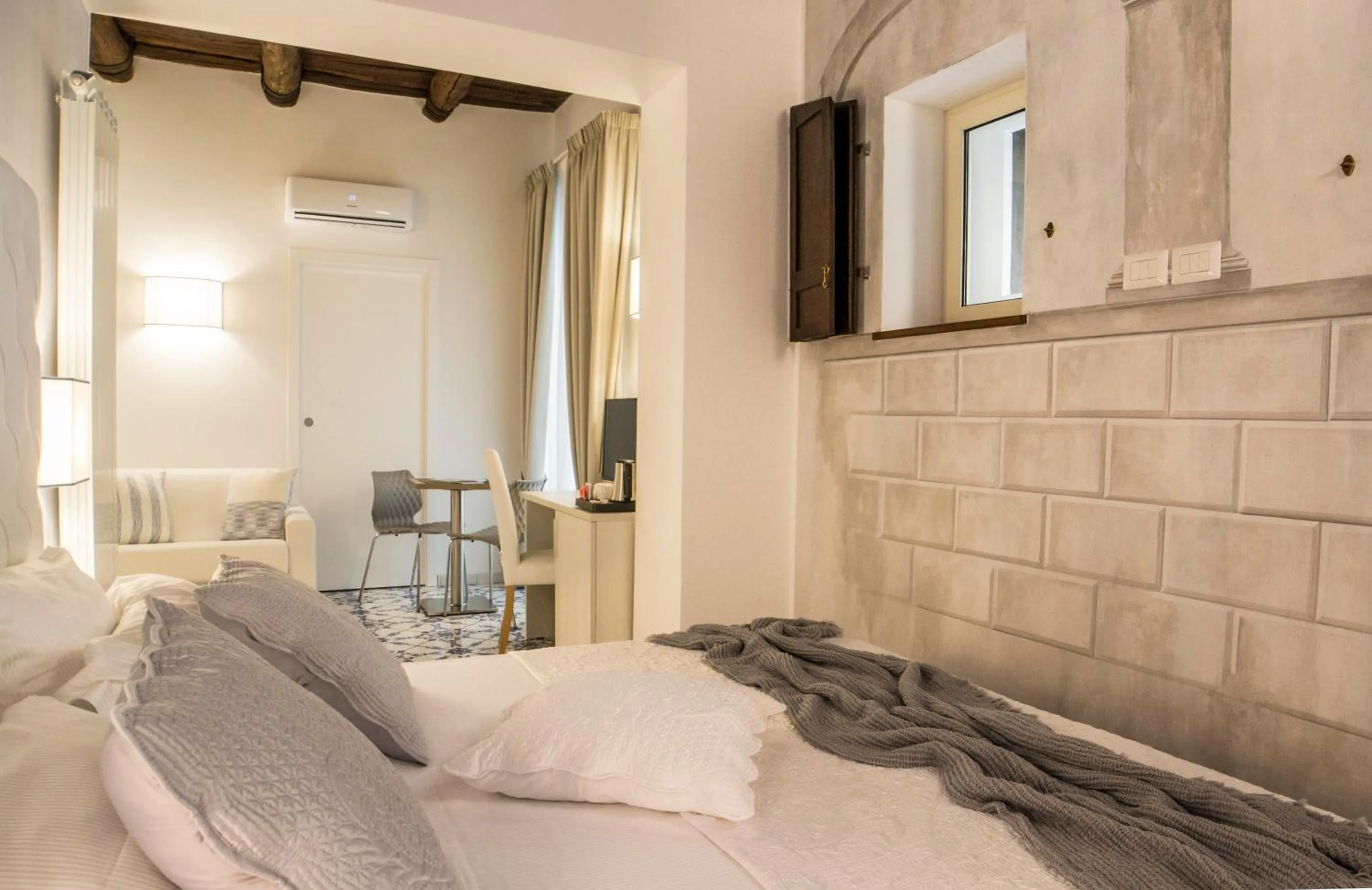 Photo of the whole room in Morelli suite