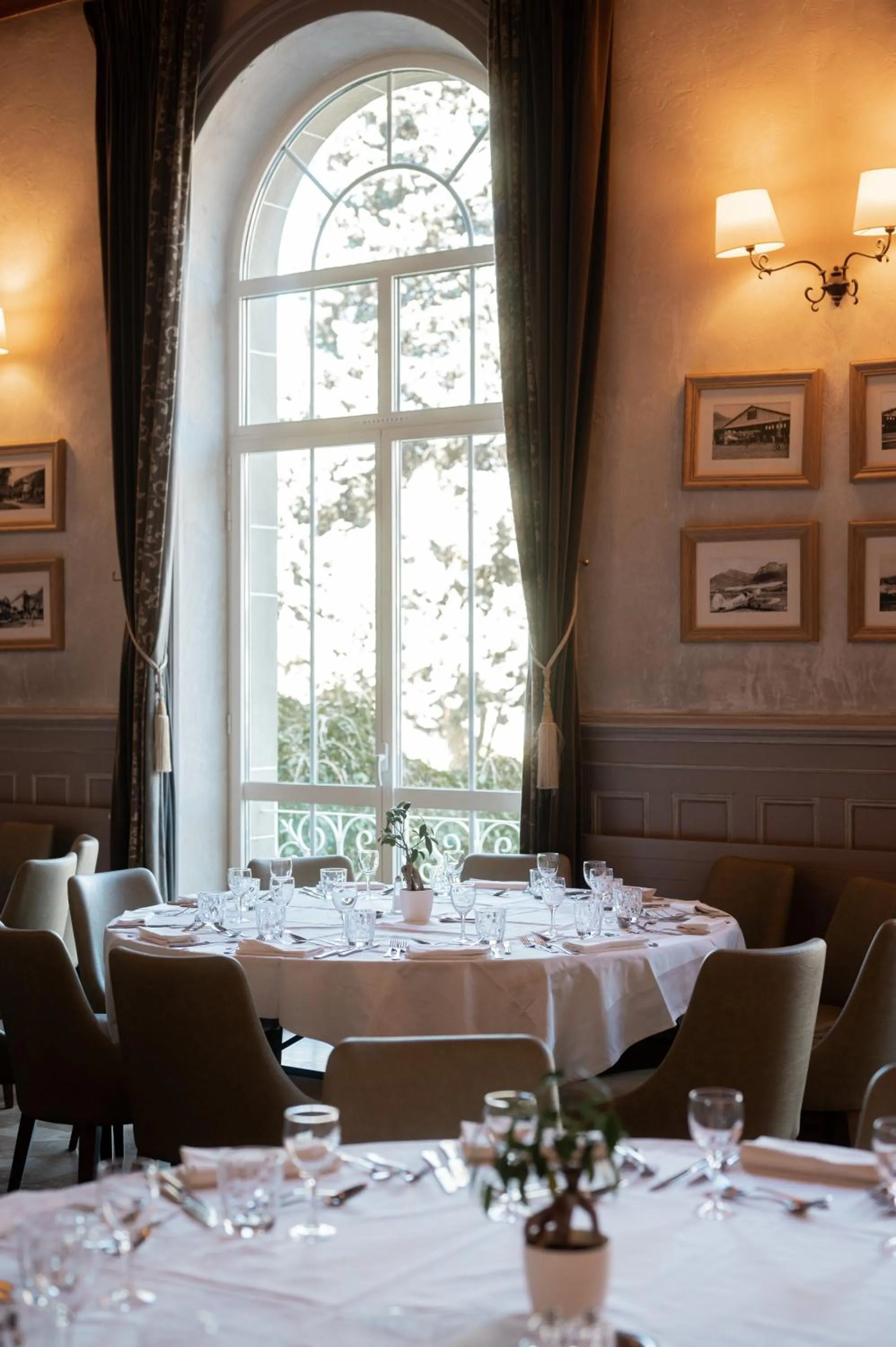 Restaurant/places to eat in Château des Comtes de Challes