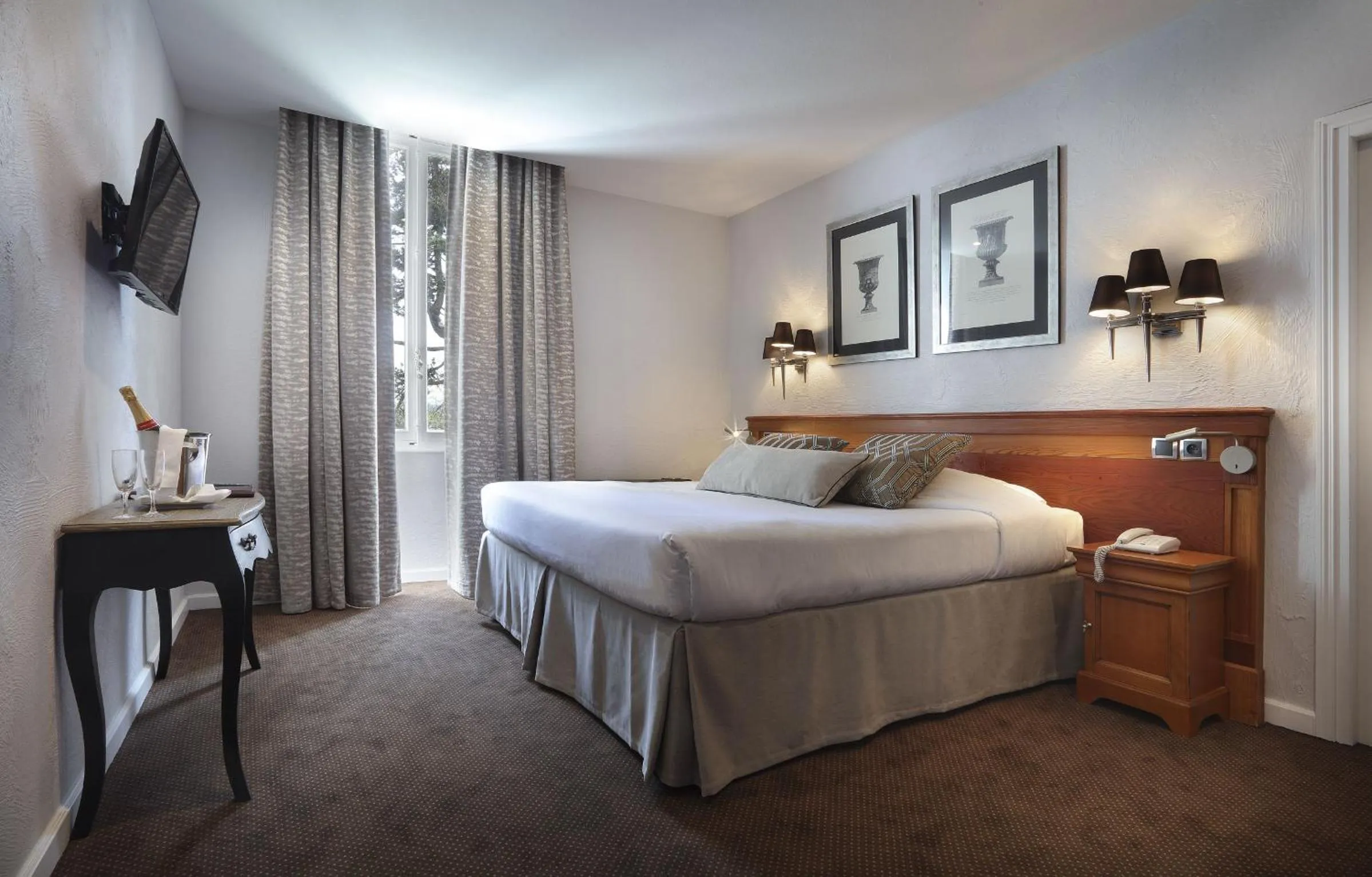 Bedroom, Bed in Château des Comtes de Challes