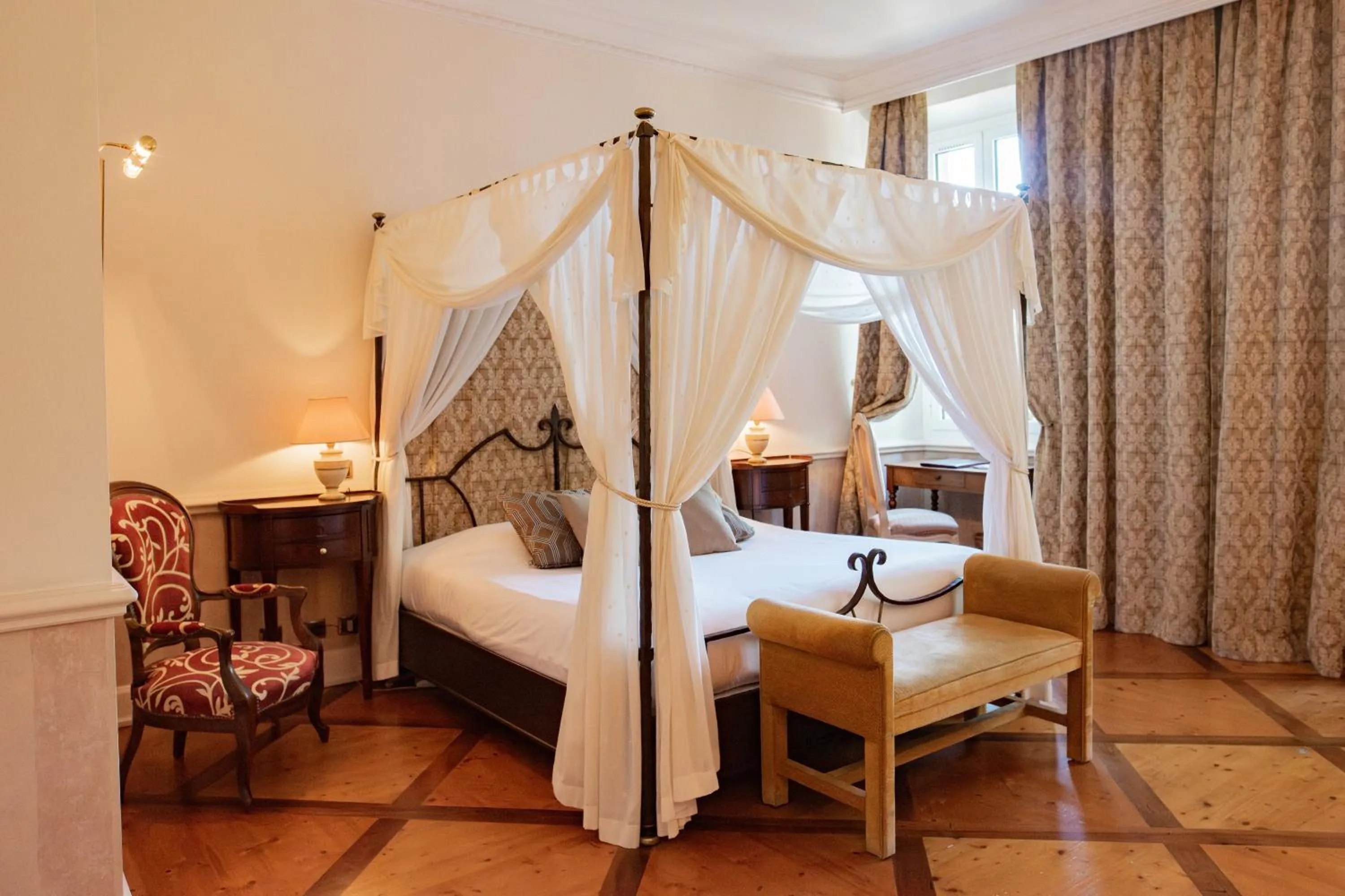 Property building, Bed in Château des Comtes de Challes