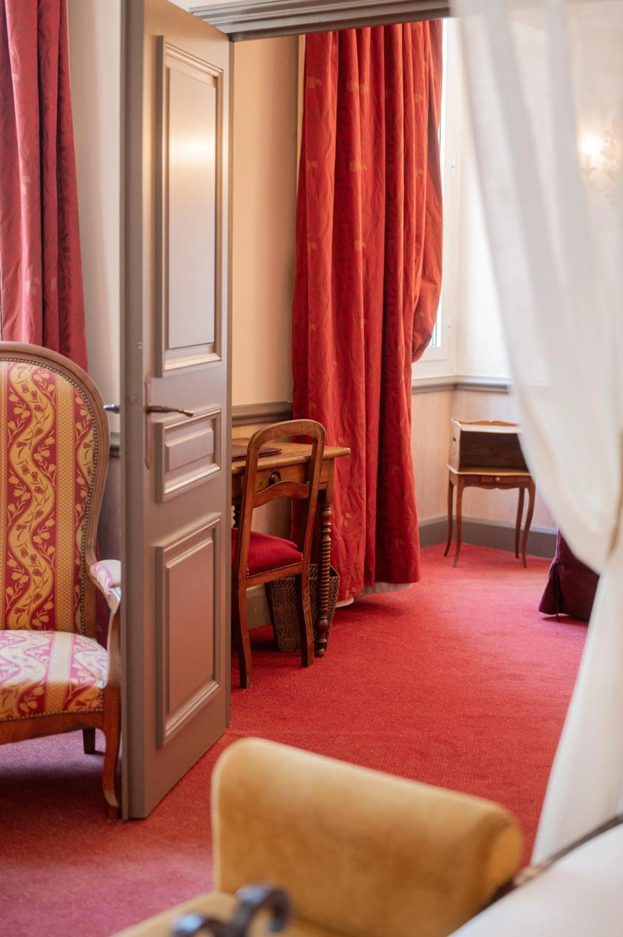 Seating area, Bed in Château des Comtes de Challes
