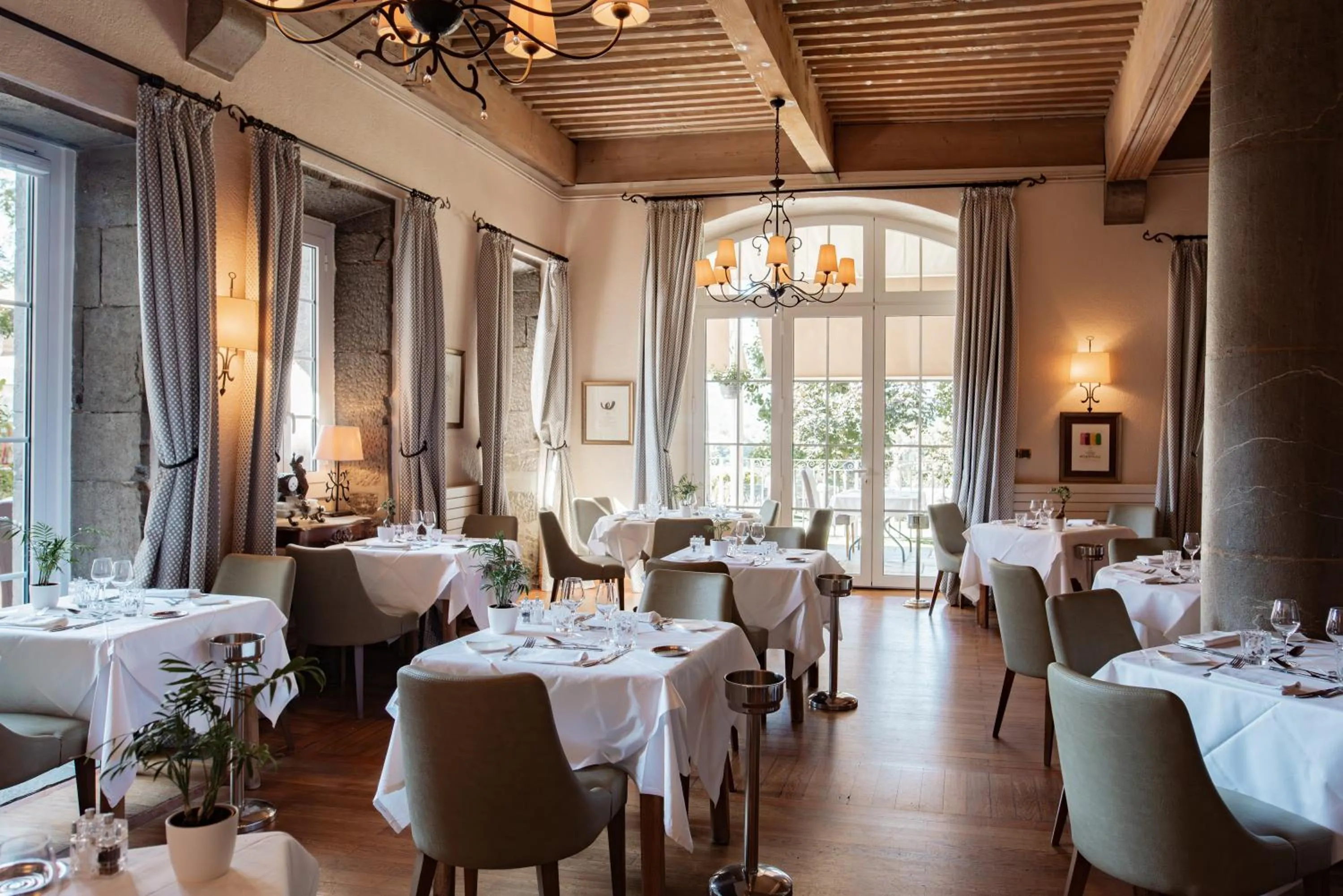 Restaurant/places to eat in Château des Comtes de Challes