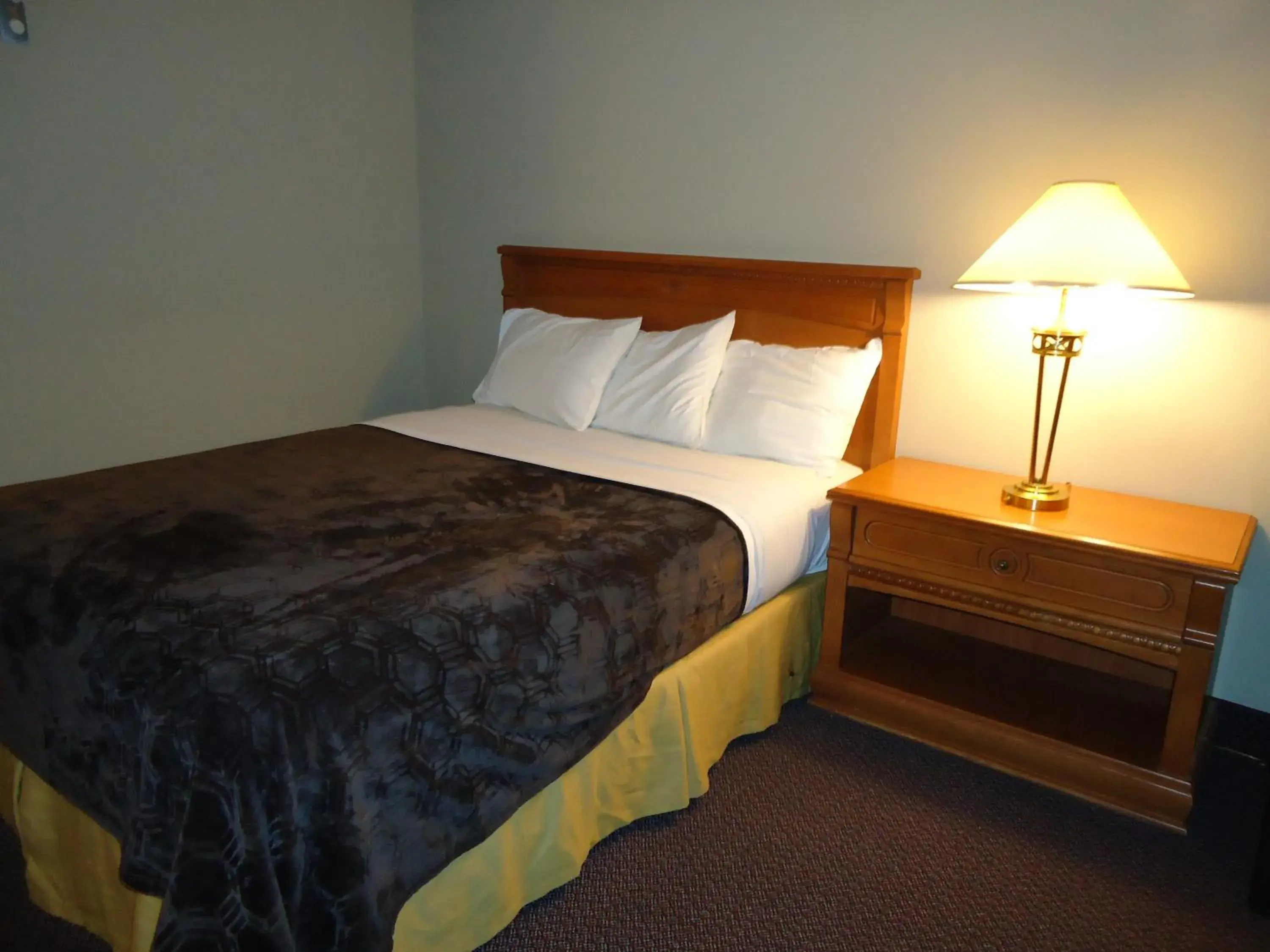 Bed in Westmount Motel