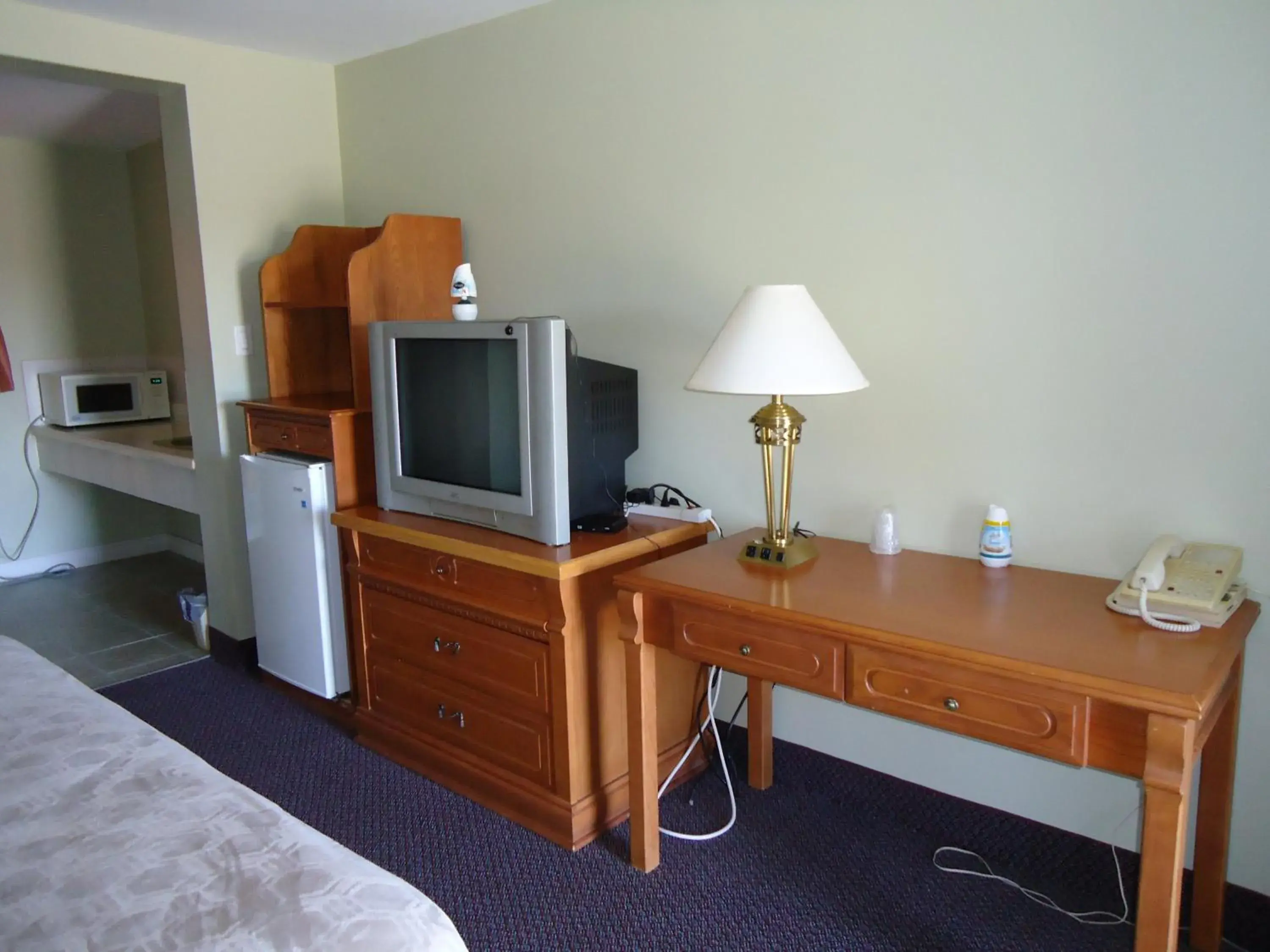 TV and multimedia, TV/Entertainment Center in Westmount Motel