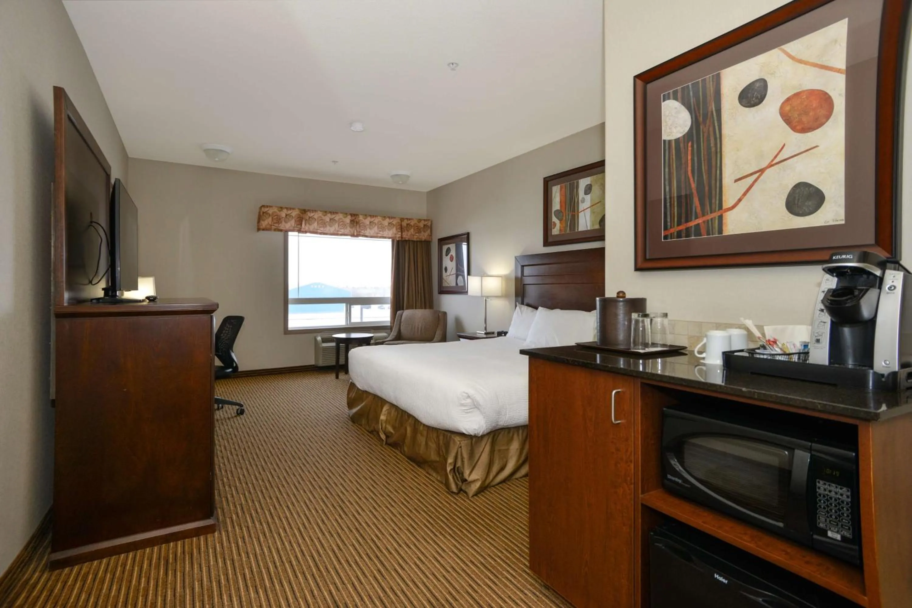 Bedroom, Bed in Coast Weyburn Hotel