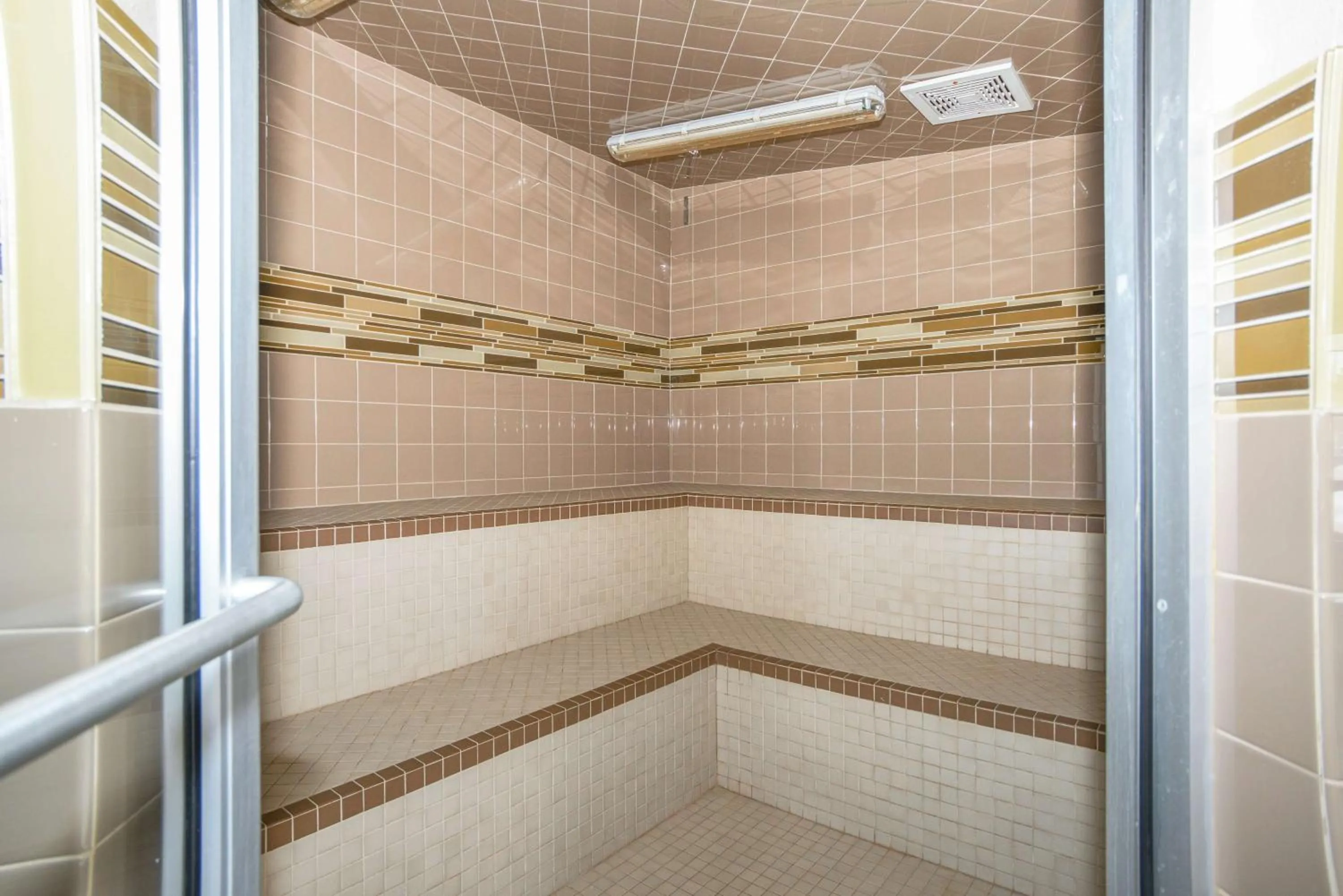 Spa and wellness centre/facilities in Coast Weyburn Hotel