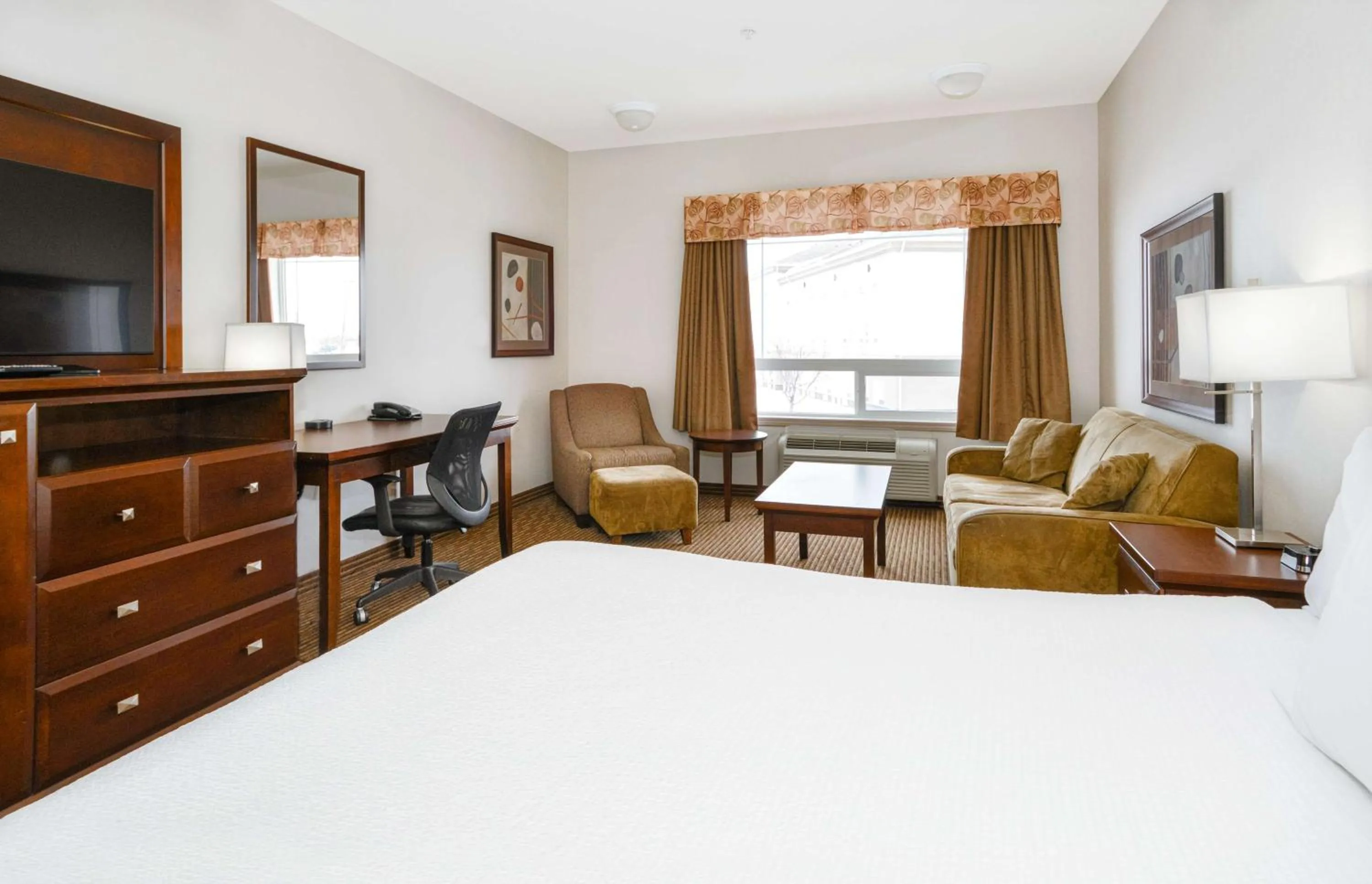 Bedroom, Bed in Coast Weyburn Hotel