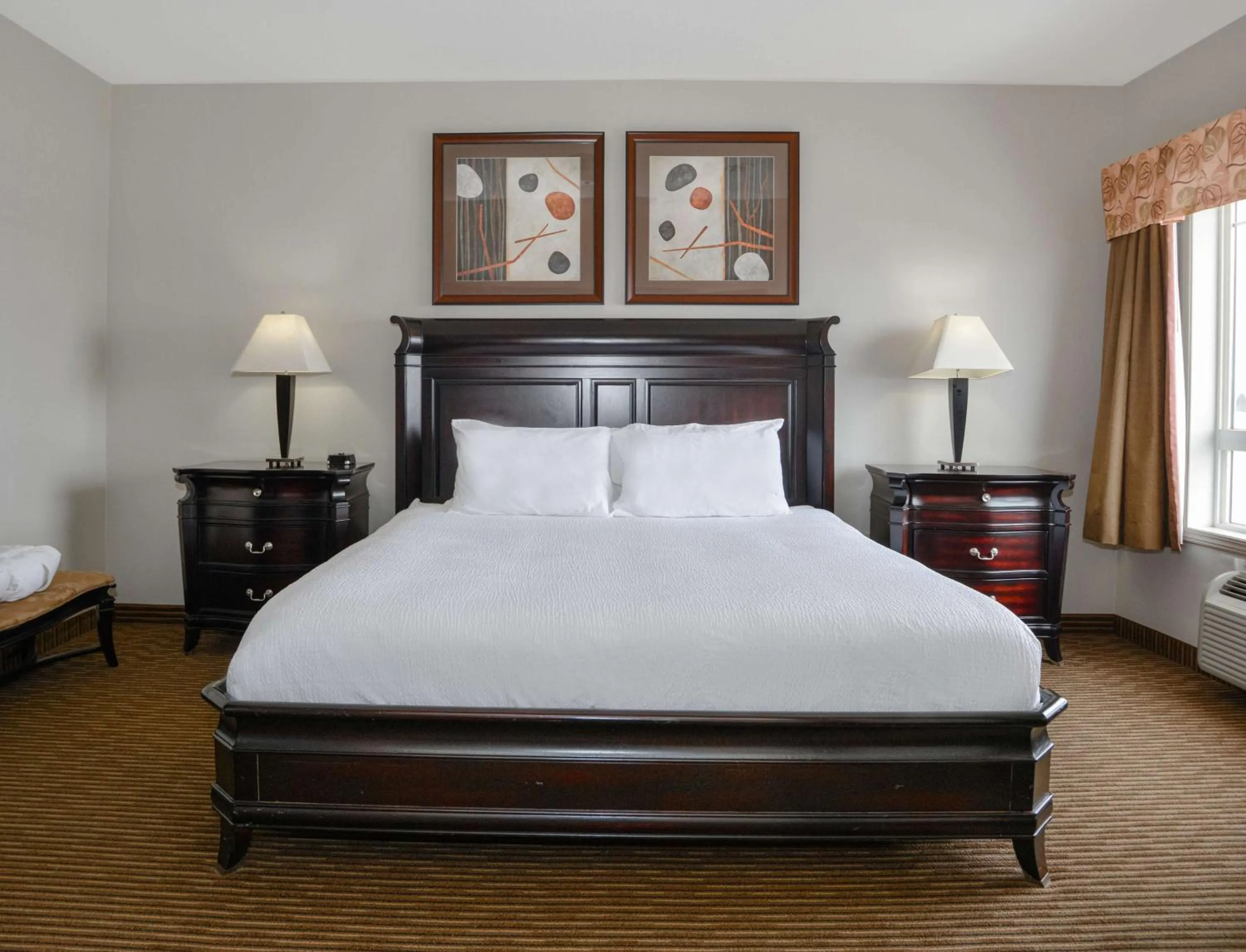 Photo of the whole room, Bed in Coast Weyburn Hotel