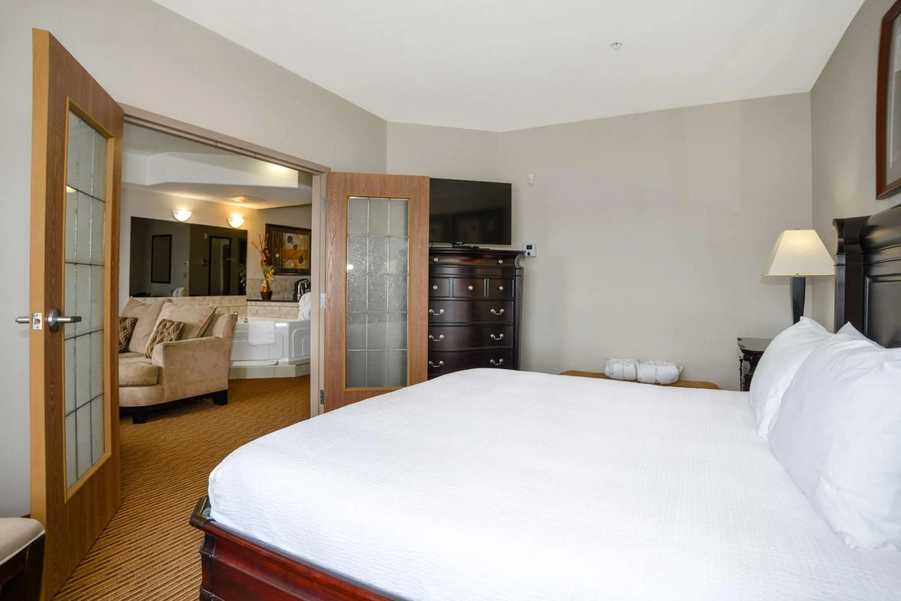 Photo of the whole room, Bed in Coast Weyburn Hotel