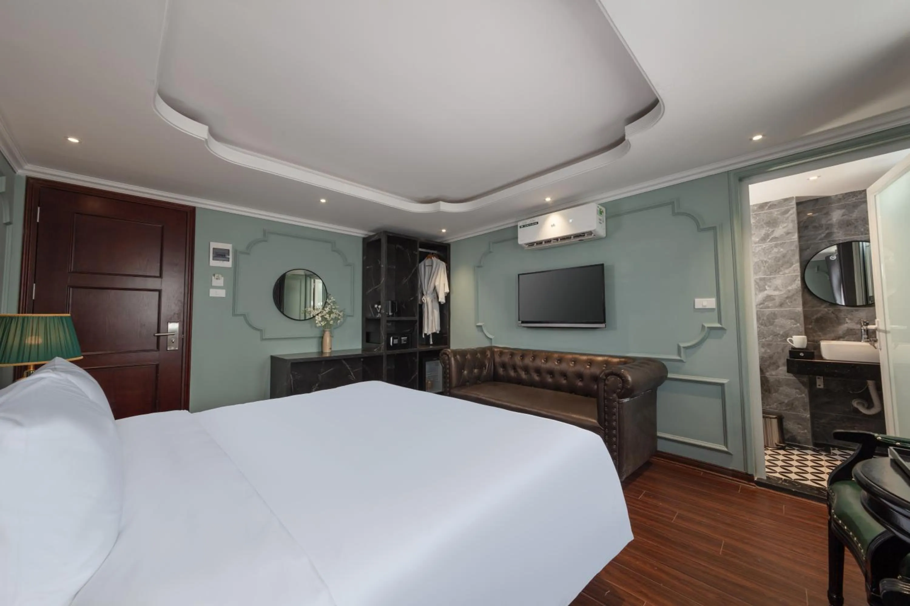 TV and multimedia, Bed in Madelise Grand Hotel