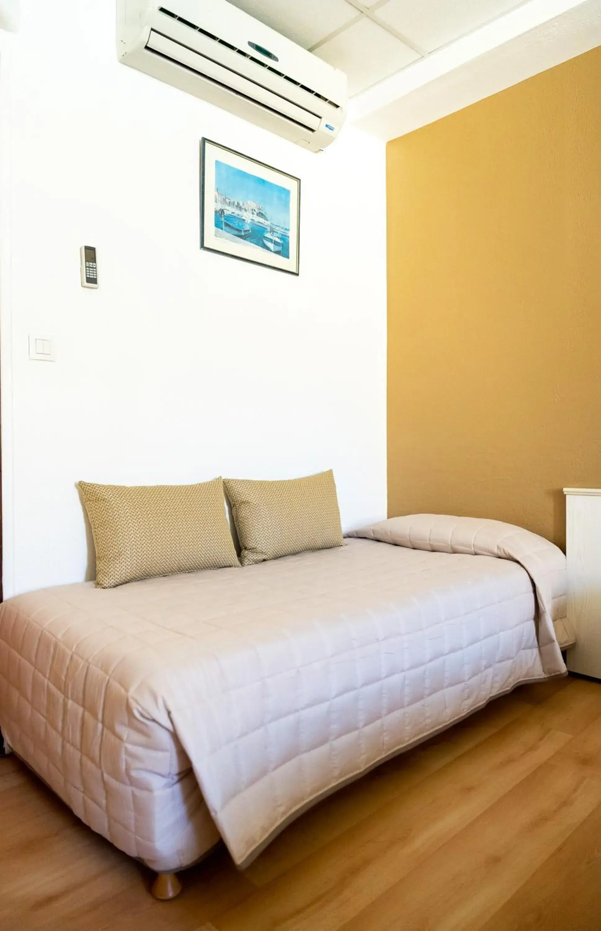 Triple Room in Hôtel Du Golfe Triple Room in Hôtel Du Golfe