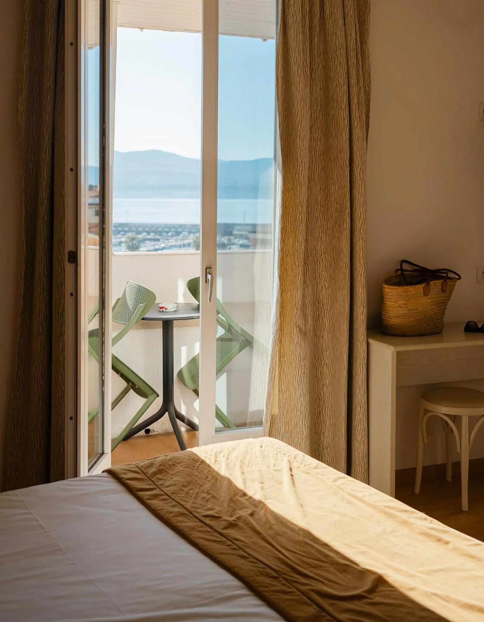 Sea view, Bed in Hôtel Du Golfe