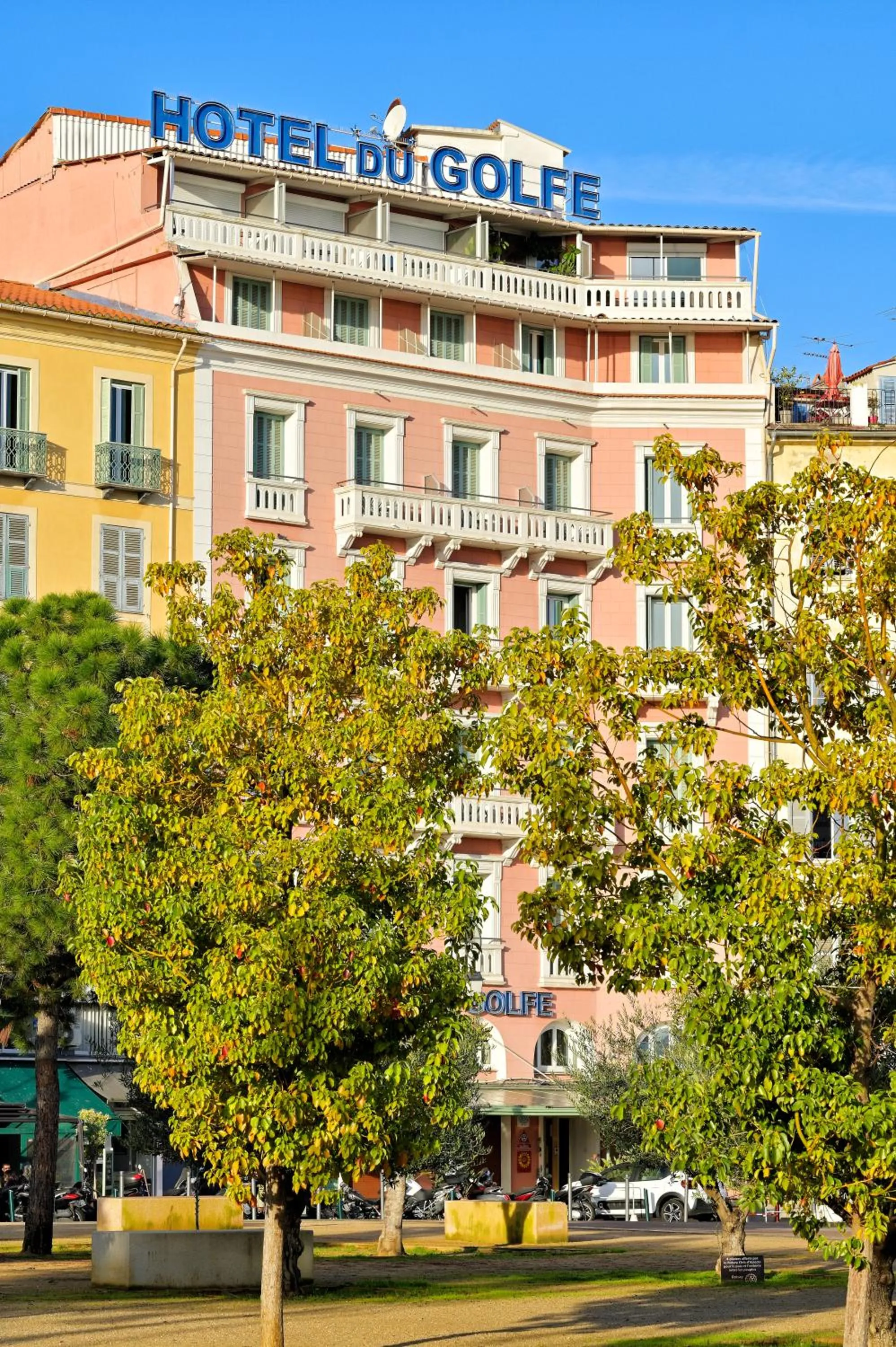 Property building in Hôtel Du Golfe