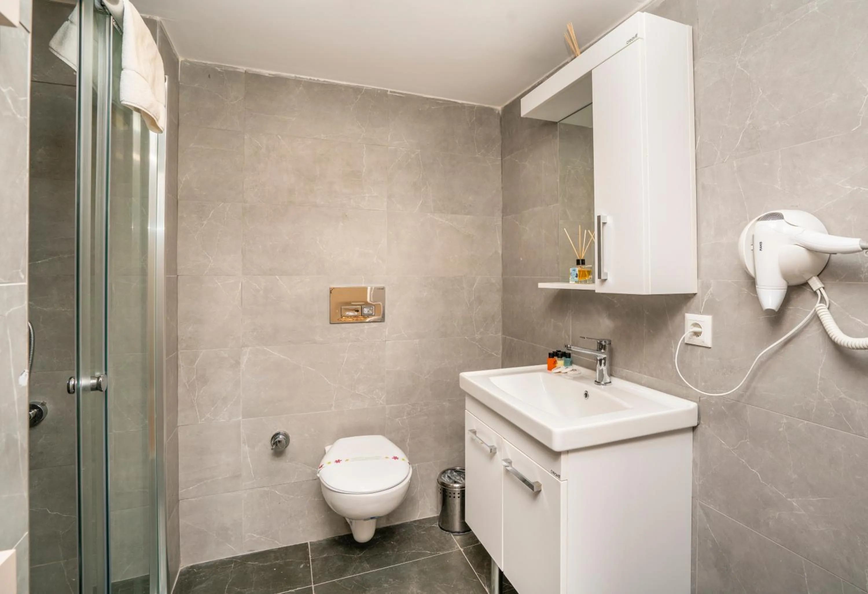 Shower in Topkapi Old City Kensington Hotel Ottoman Heritage