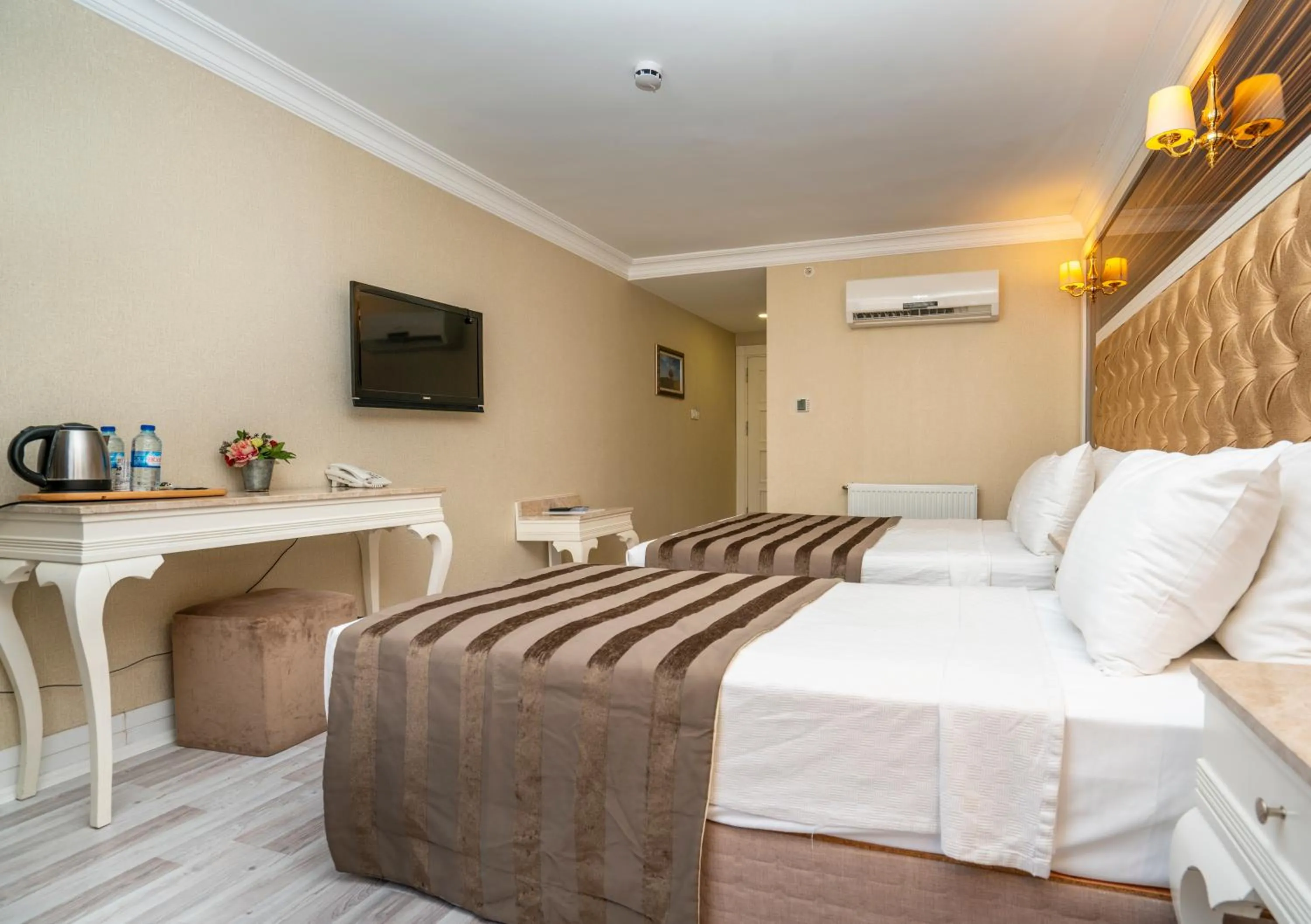 Communal lounge/ TV room, Bed in Topkapi Old City Kensington Hotel Ottoman Heritage