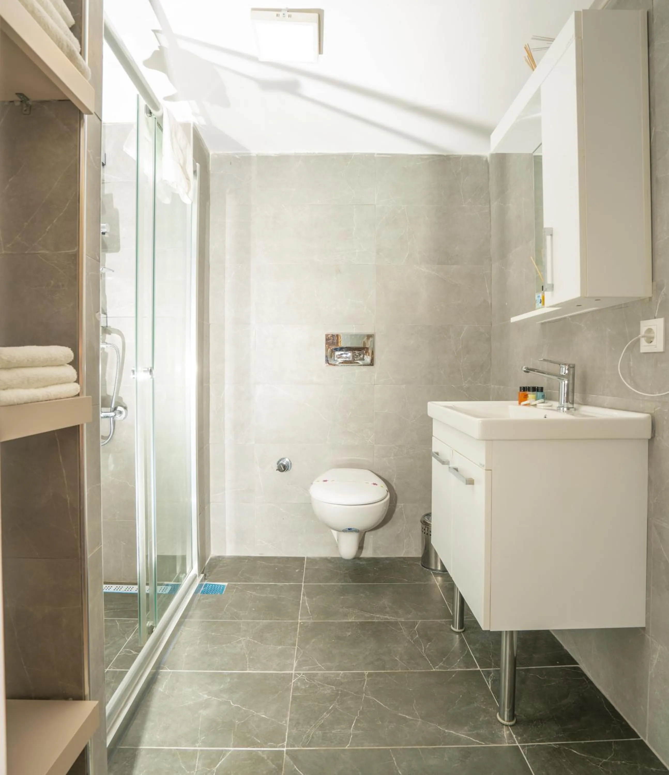 Shower in Topkapi Old City Kensington Hotel Ottoman Heritage