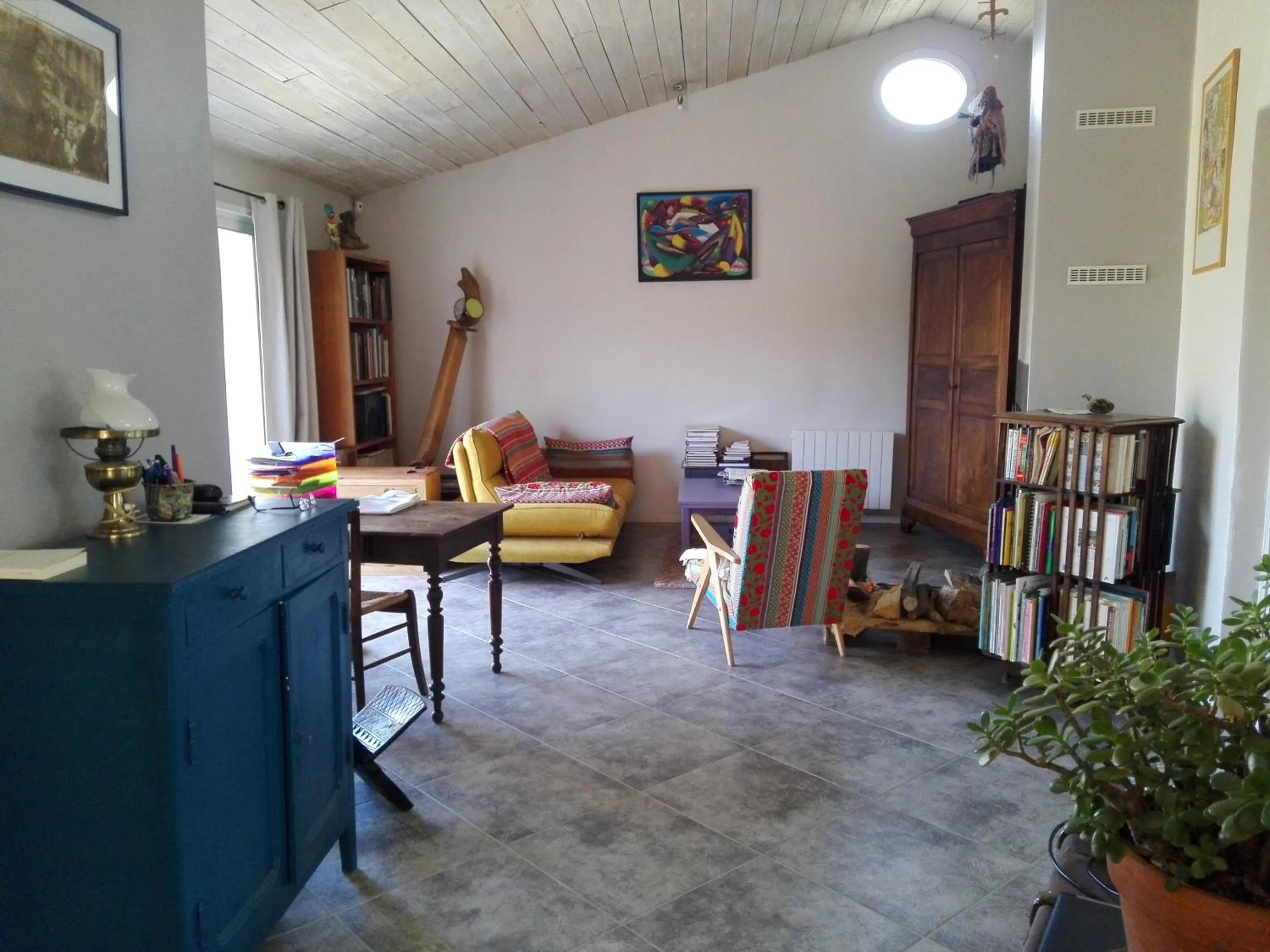 Communal lounge/ TV room in Mas Bohème