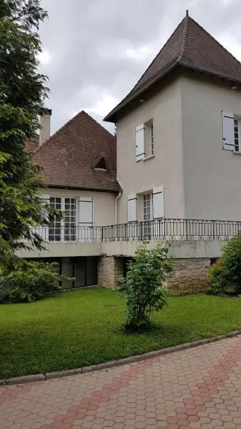 Property building in MAISON BLANCHE