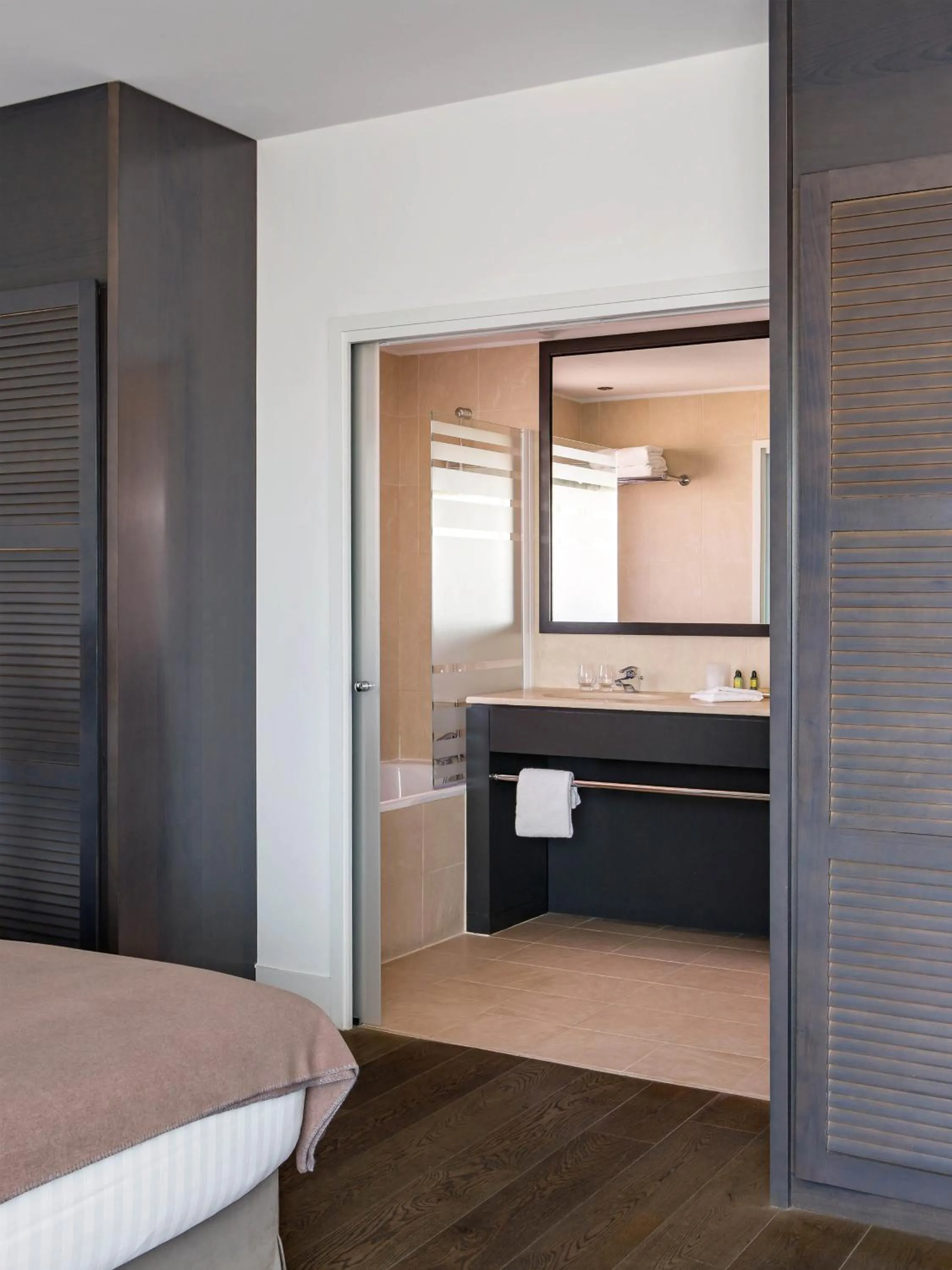 Bathroom, Bed in New Hotel of Marseille - Vieux Port
