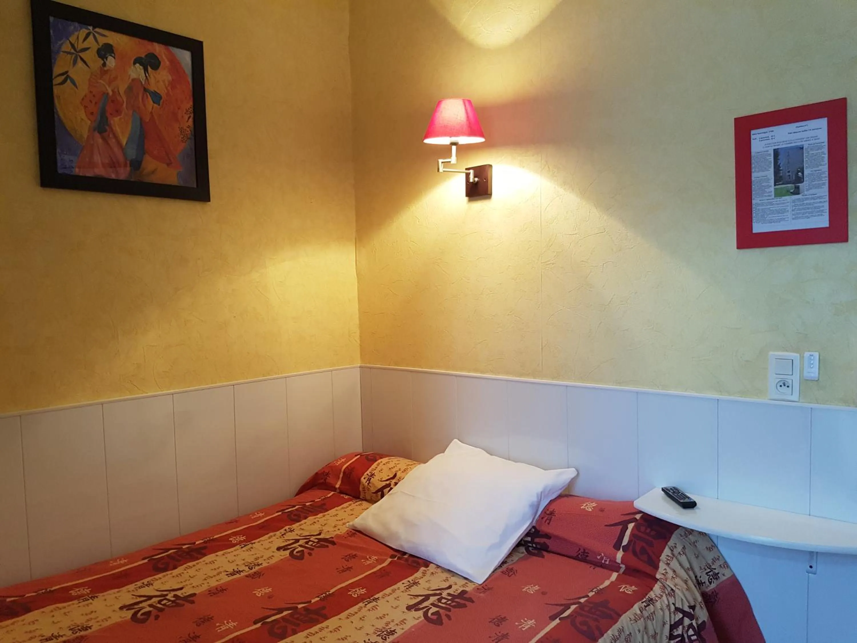 Bed in Hôtel du Centre