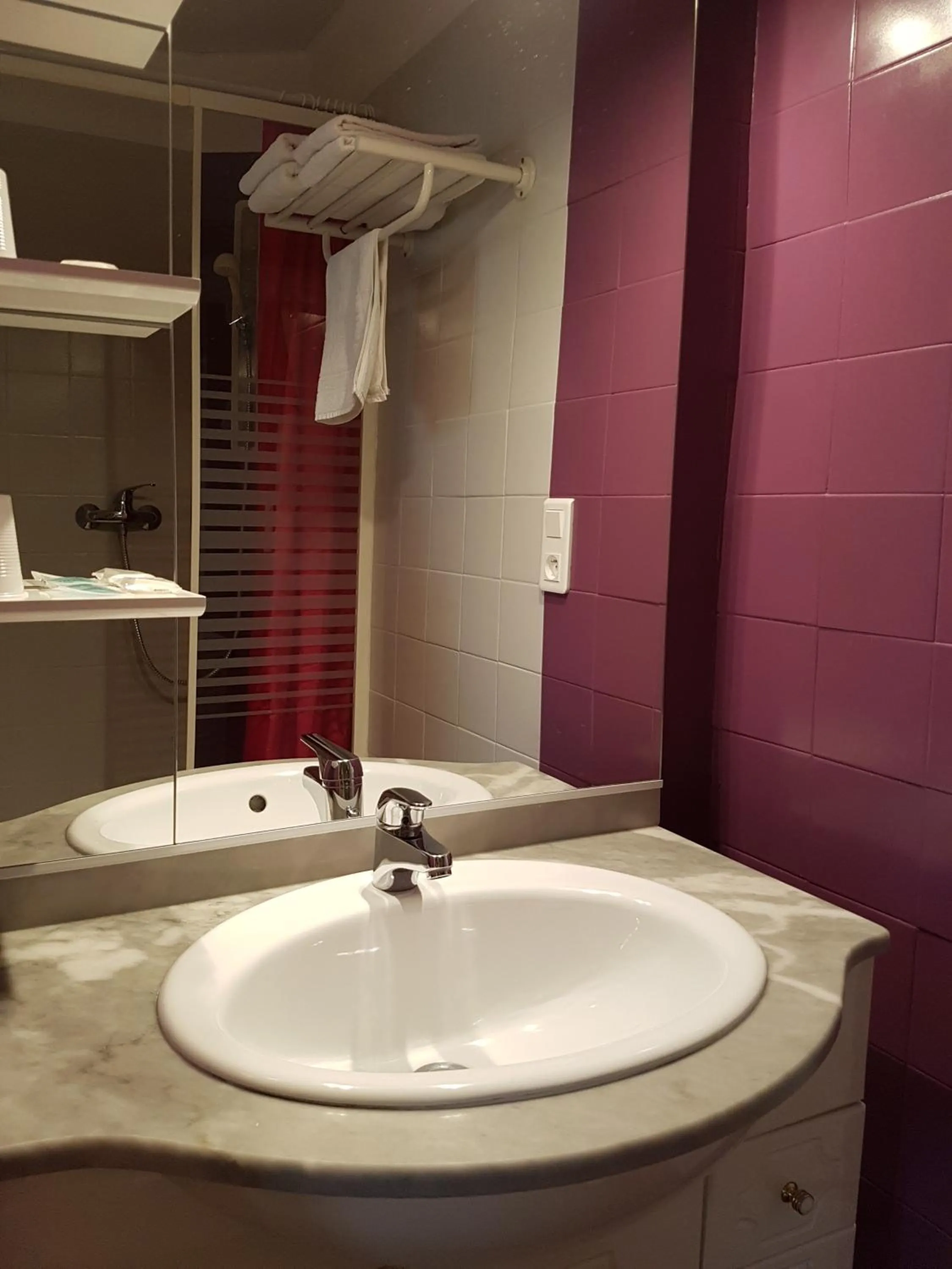 Shower in Hôtel du Centre