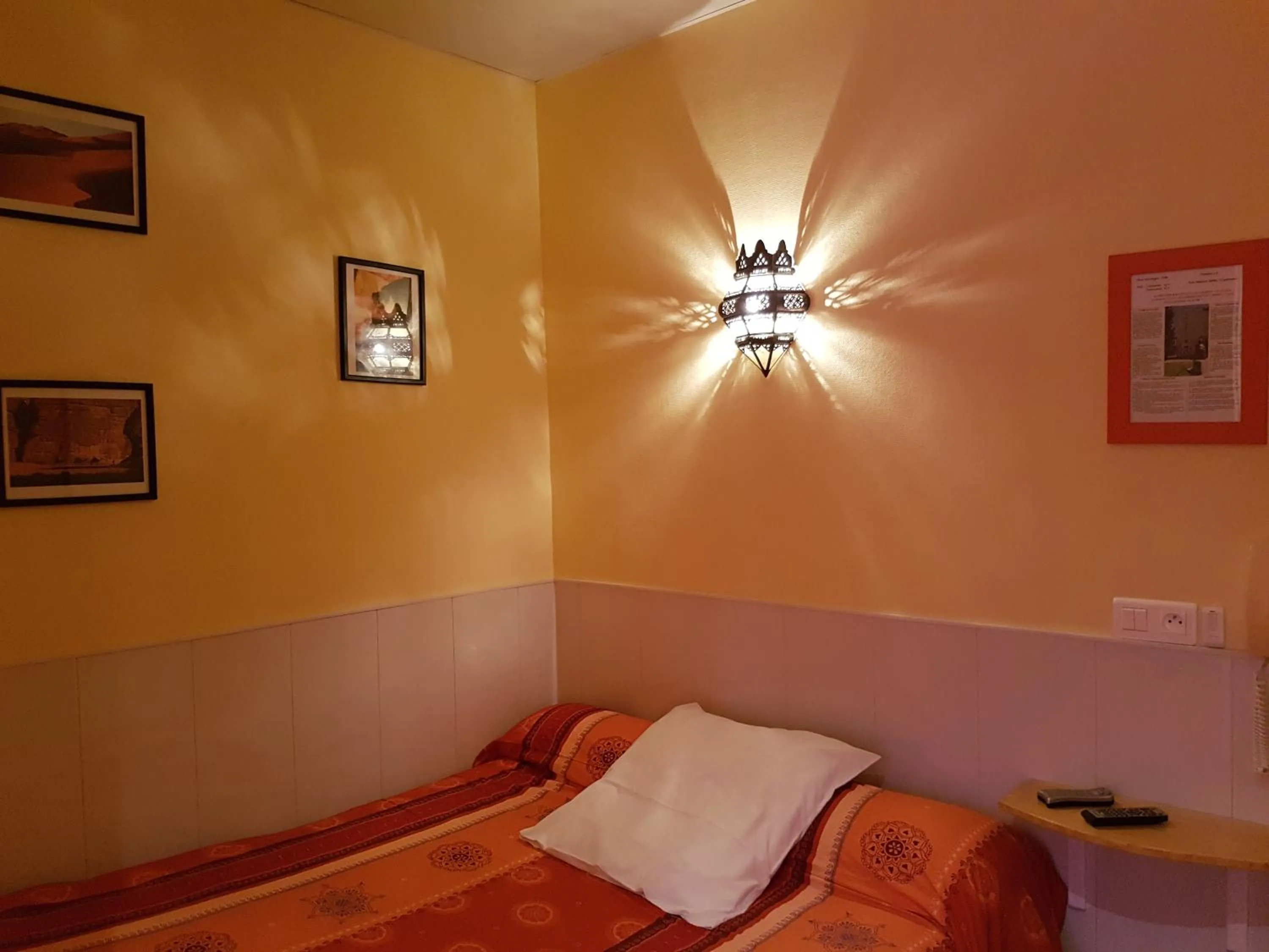 Bed in Hôtel du Centre