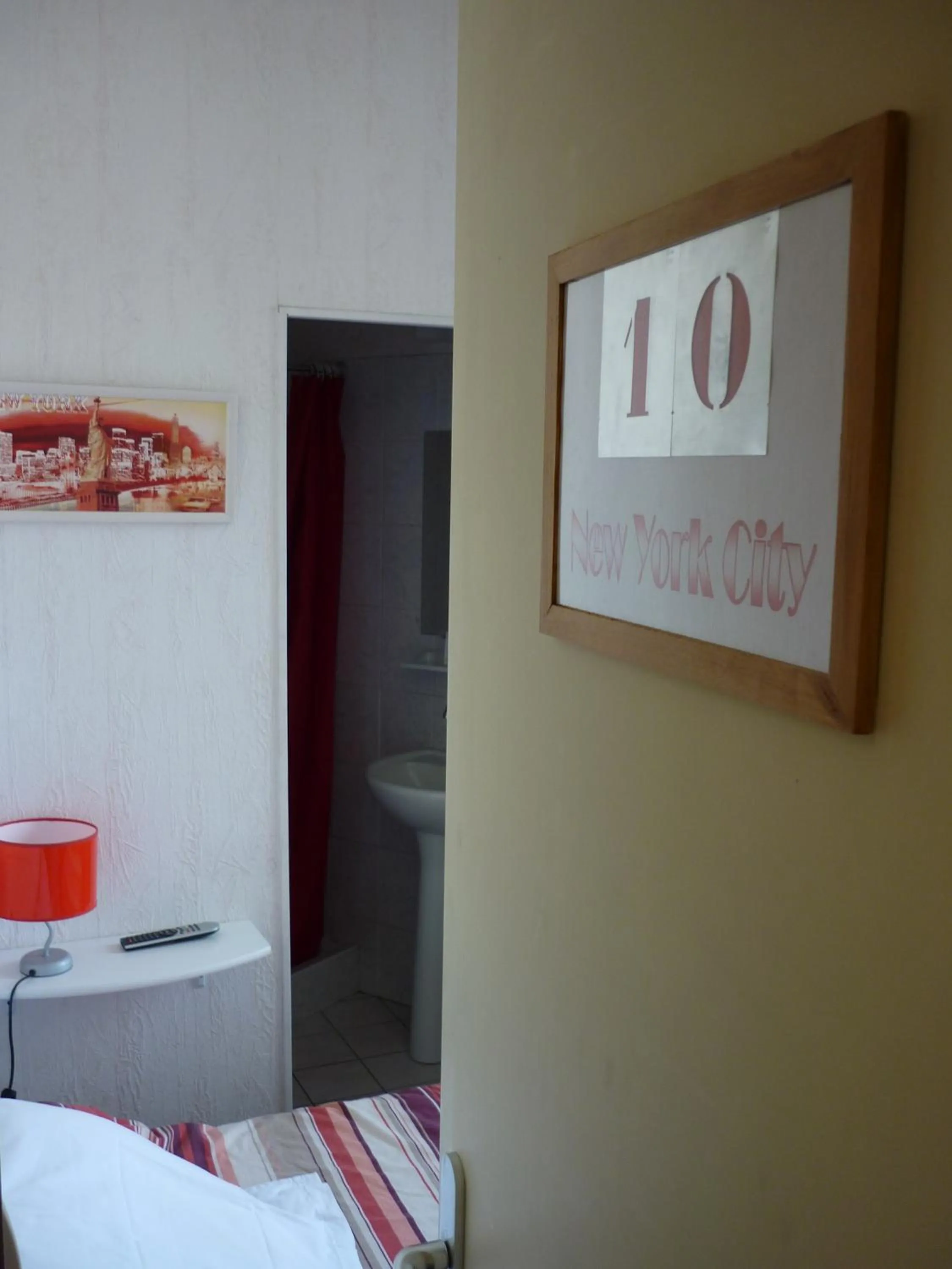 Photo of the whole room, Bed in Hôtel du Centre