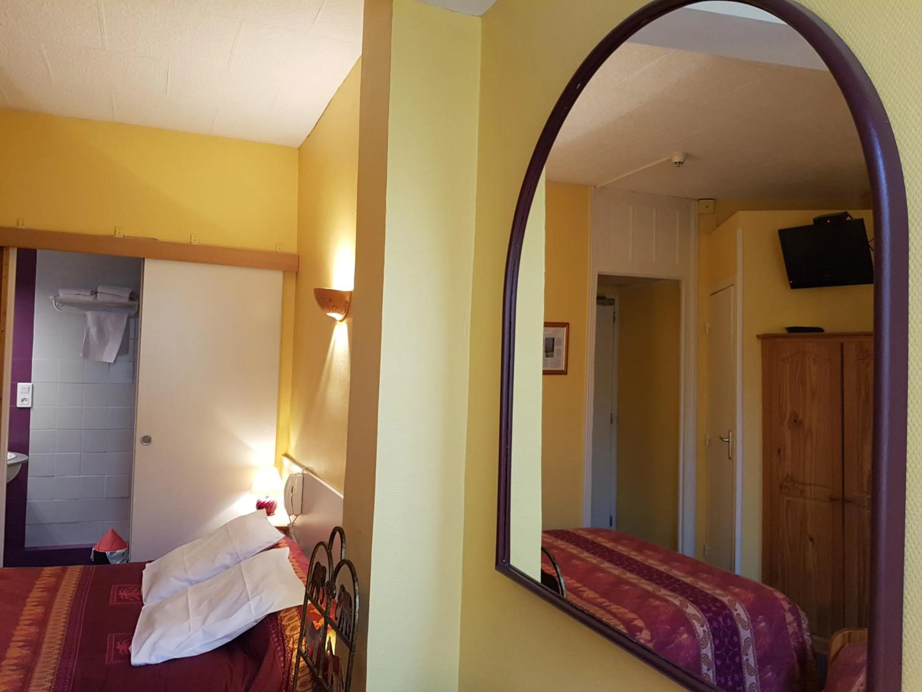 TV and multimedia, Bed in Hôtel du Centre