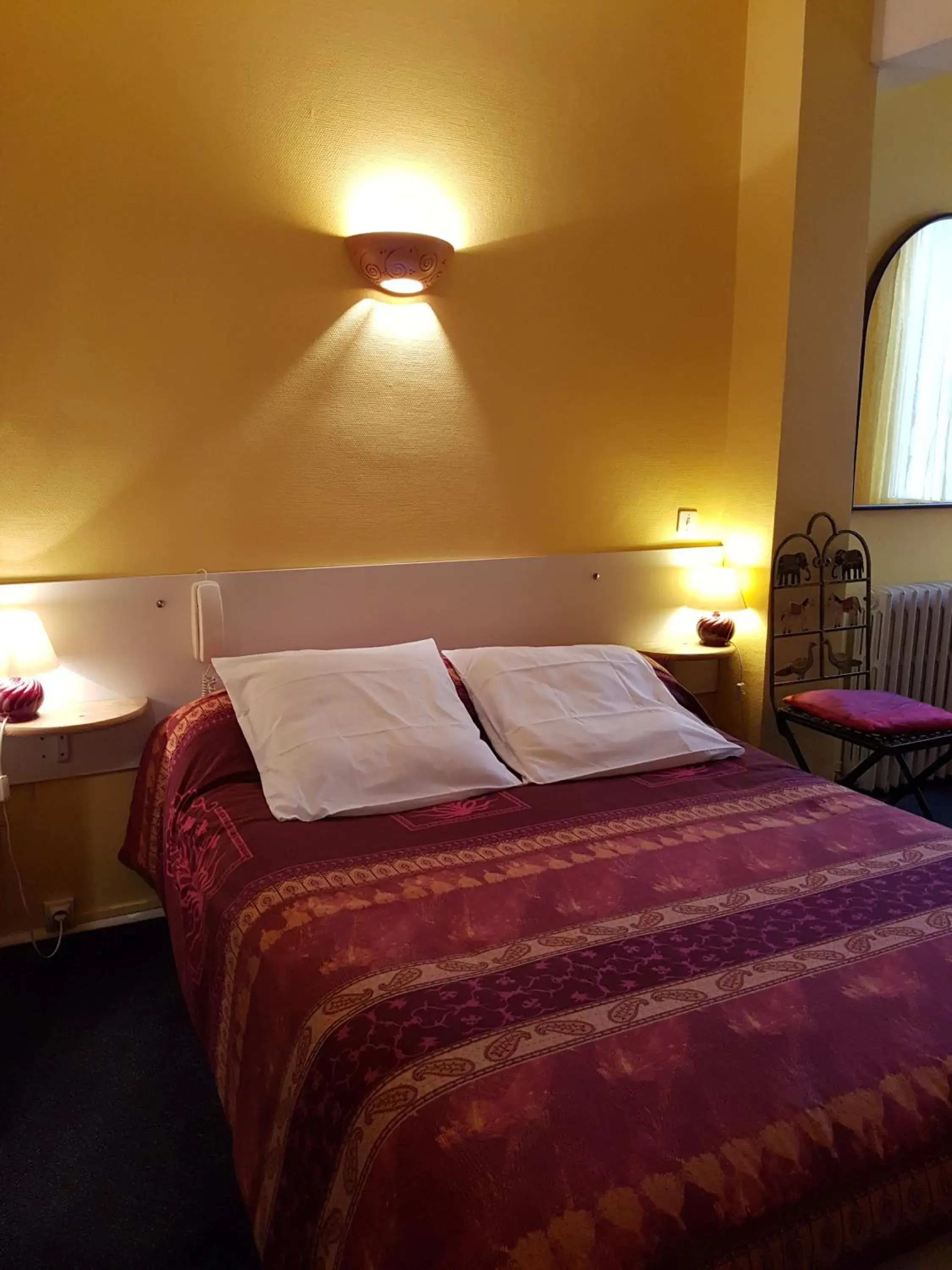 Twin Room in Hôtel du Centre Twin Room in Hôtel du Centre