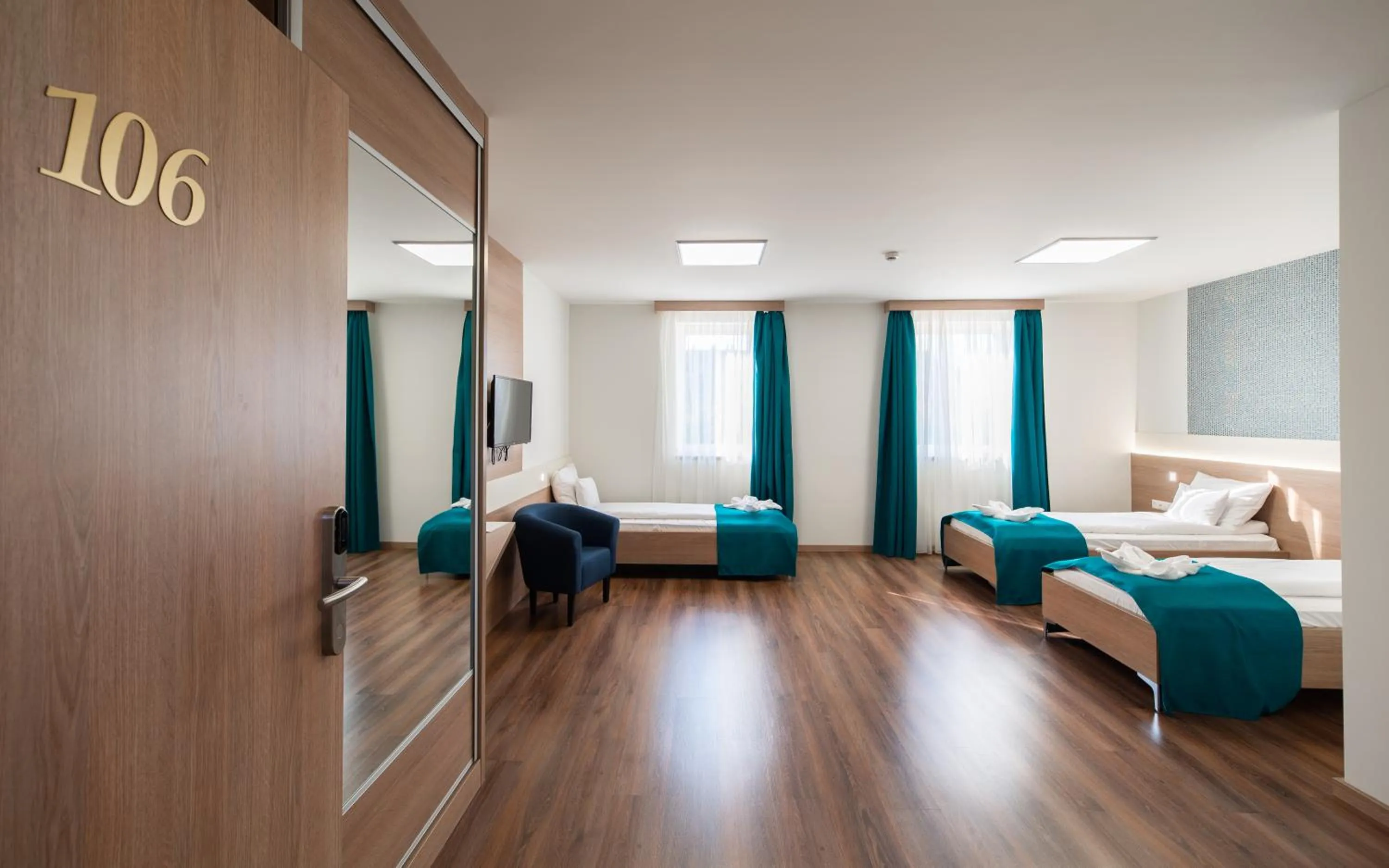 Photo of the whole room, Bed in Hotel Szeghalom