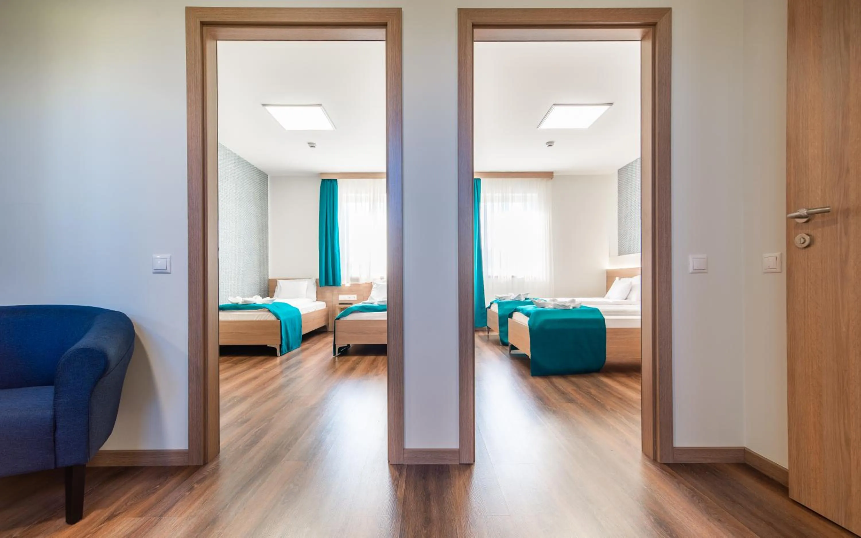 Living room, Bed in Hotel Szeghalom