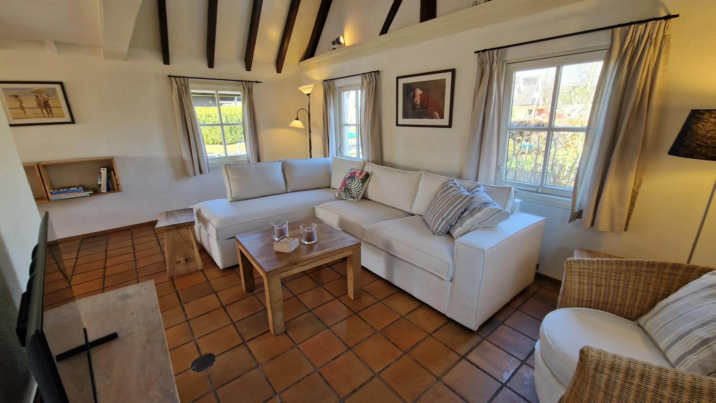 Seating area in d'Oude Herbergh, vakantiehuizen aan het water