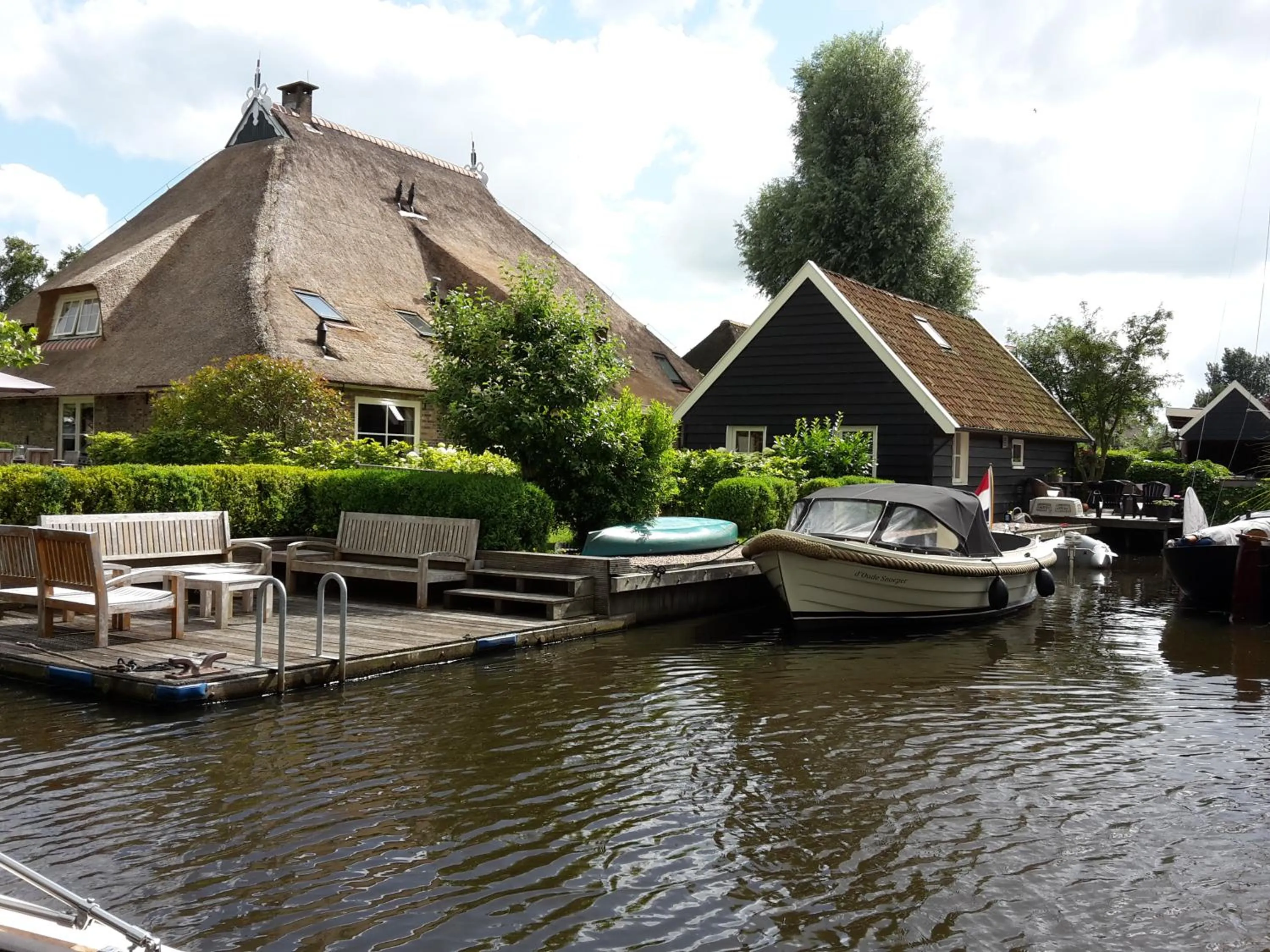 Property building in d'Oude Herbergh, vakantiehuizen aan het water