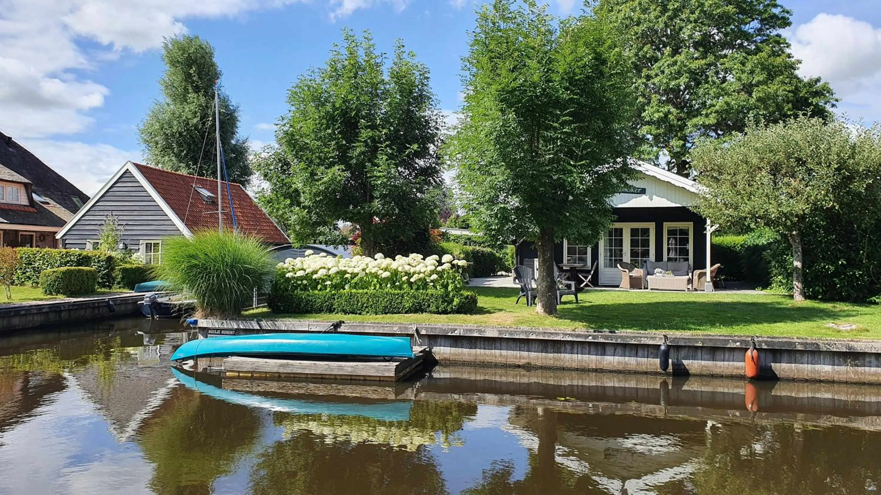 Property building in d'Oude Herbergh, vakantiehuizen aan het water