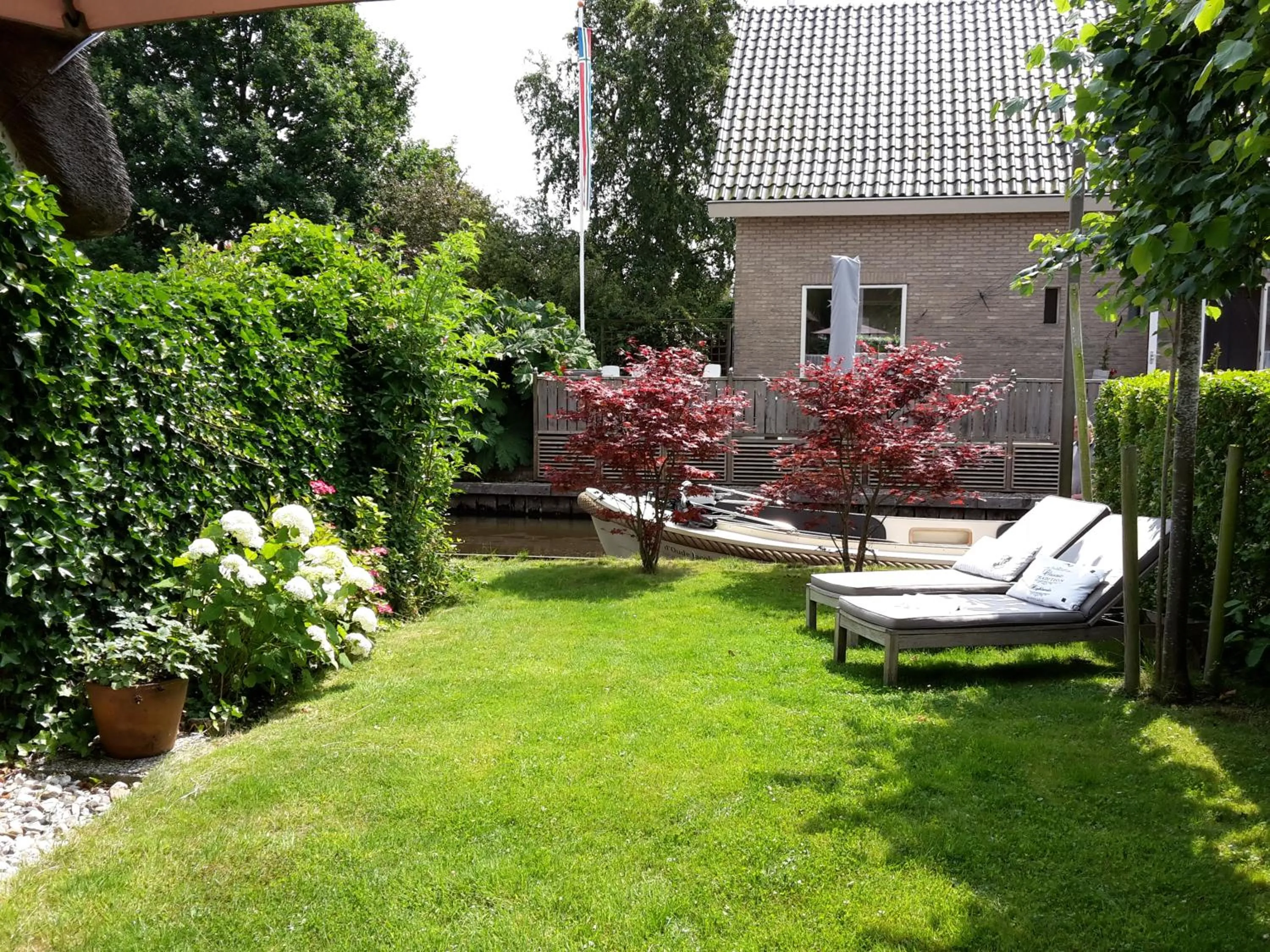 Garden in d'Oude Herbergh, vakantiehuizen aan het water