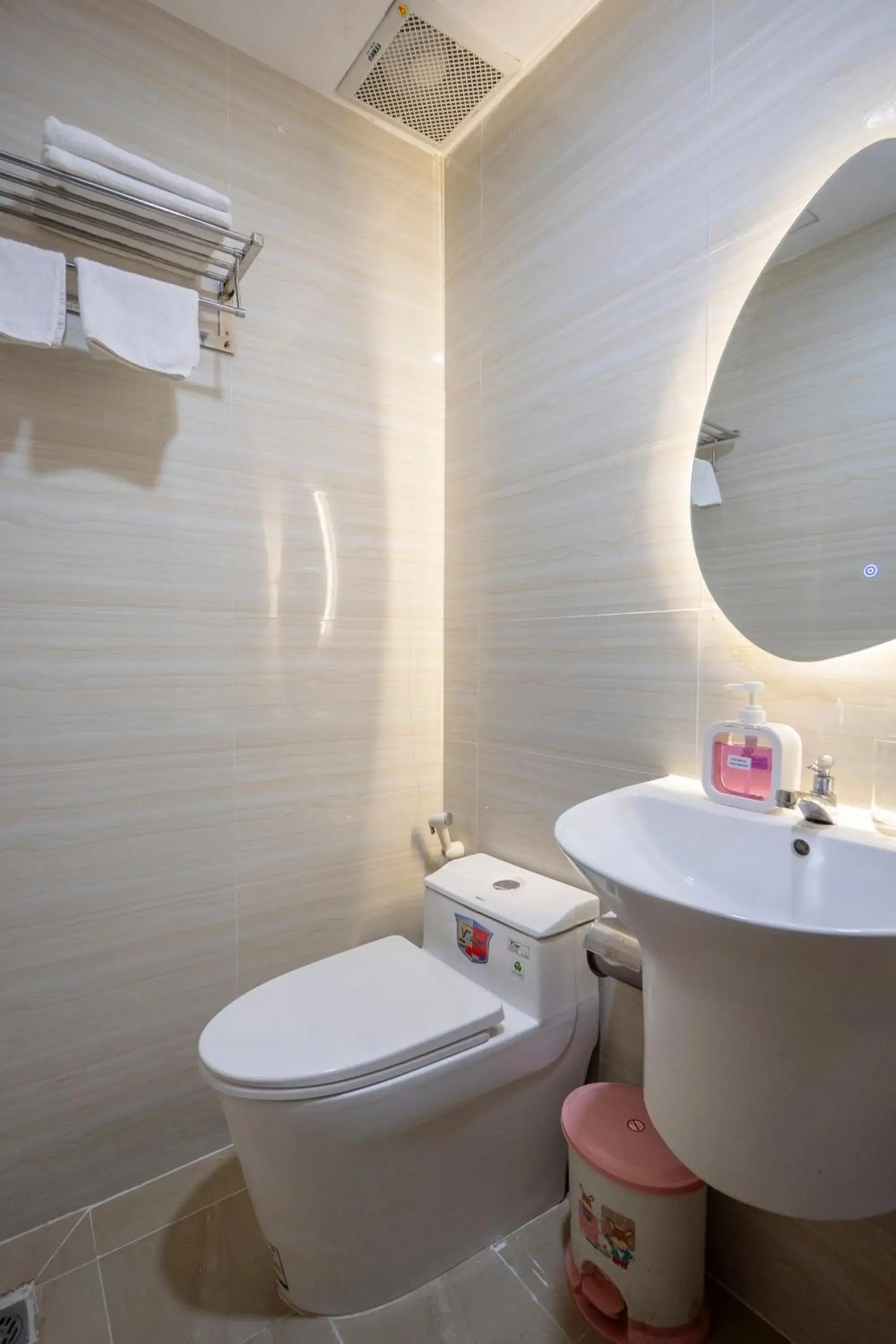 Shower in SAZI AMILA Nguyen Hue HOTEL - Free Banh Mi Shower in SAZI AMILA Nguyen Hue HOTEL - Free Banh Mi