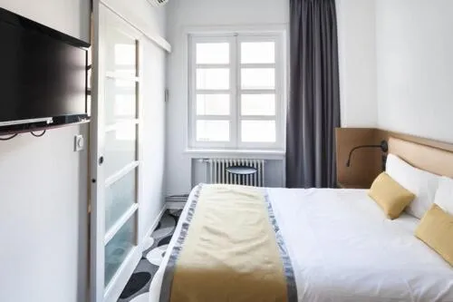 Bed in The Originals Boutique, Hôtel Auberge du Forgeron, Lille Sud