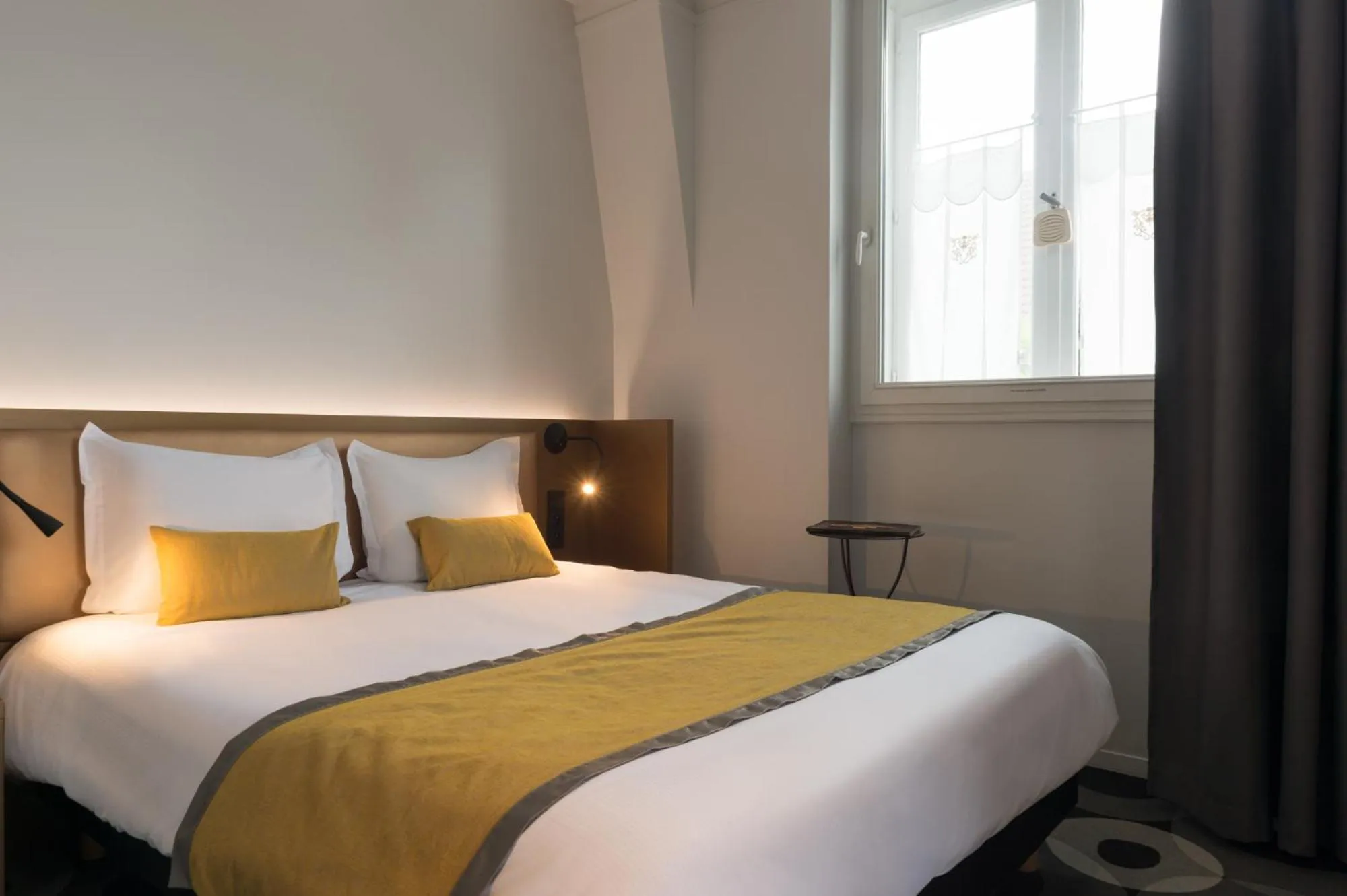 Bed in The Originals Boutique, Hôtel Auberge du Forgeron, Lille Sud