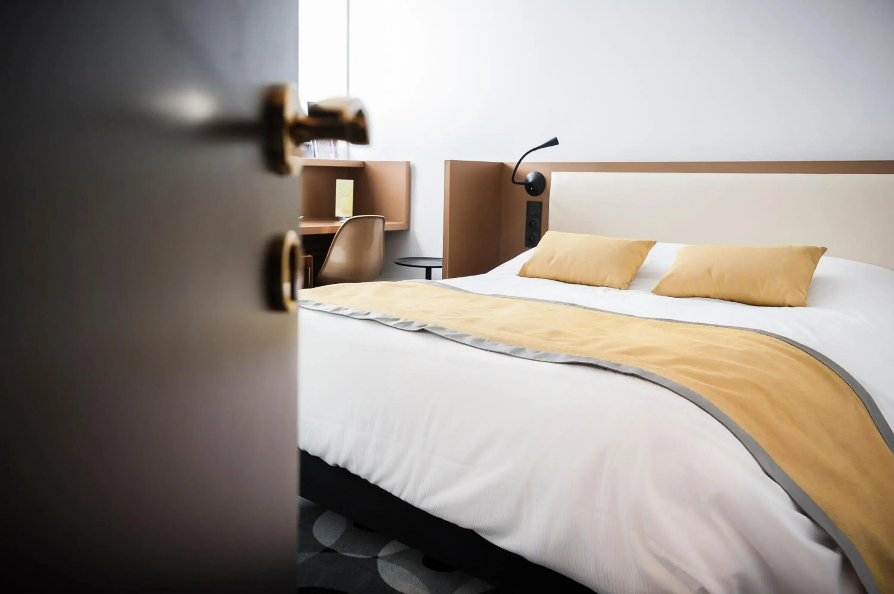 Bedroom, Bed in The Originals Boutique, Hôtel Auberge du Forgeron, Lille Sud Bedroom, Bed in The Originals Boutique, Hôtel Auberge du Forgeron, Lille Sud